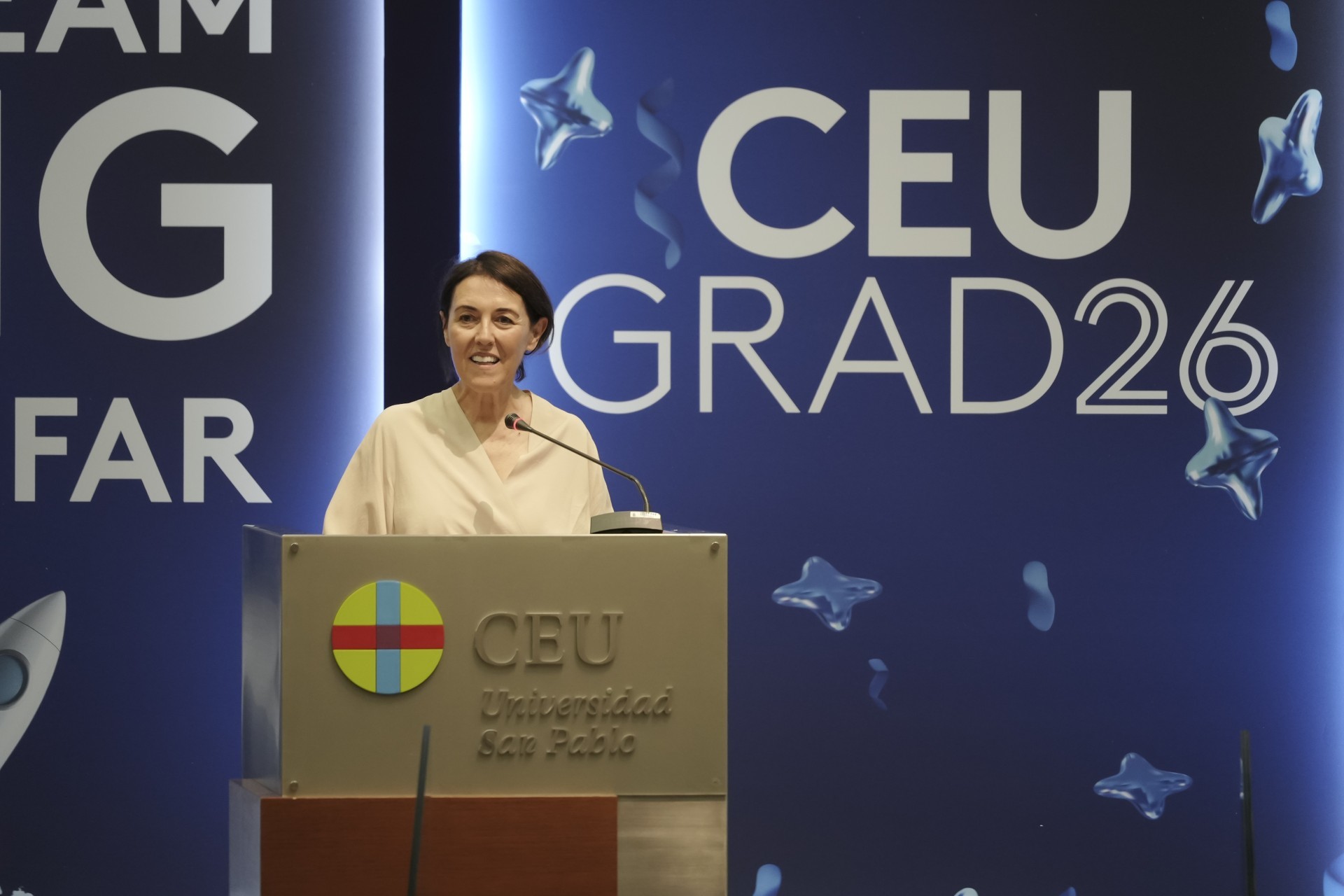 La madrina de la graduación, Olga Ruiz, periodista y directora de Telva.