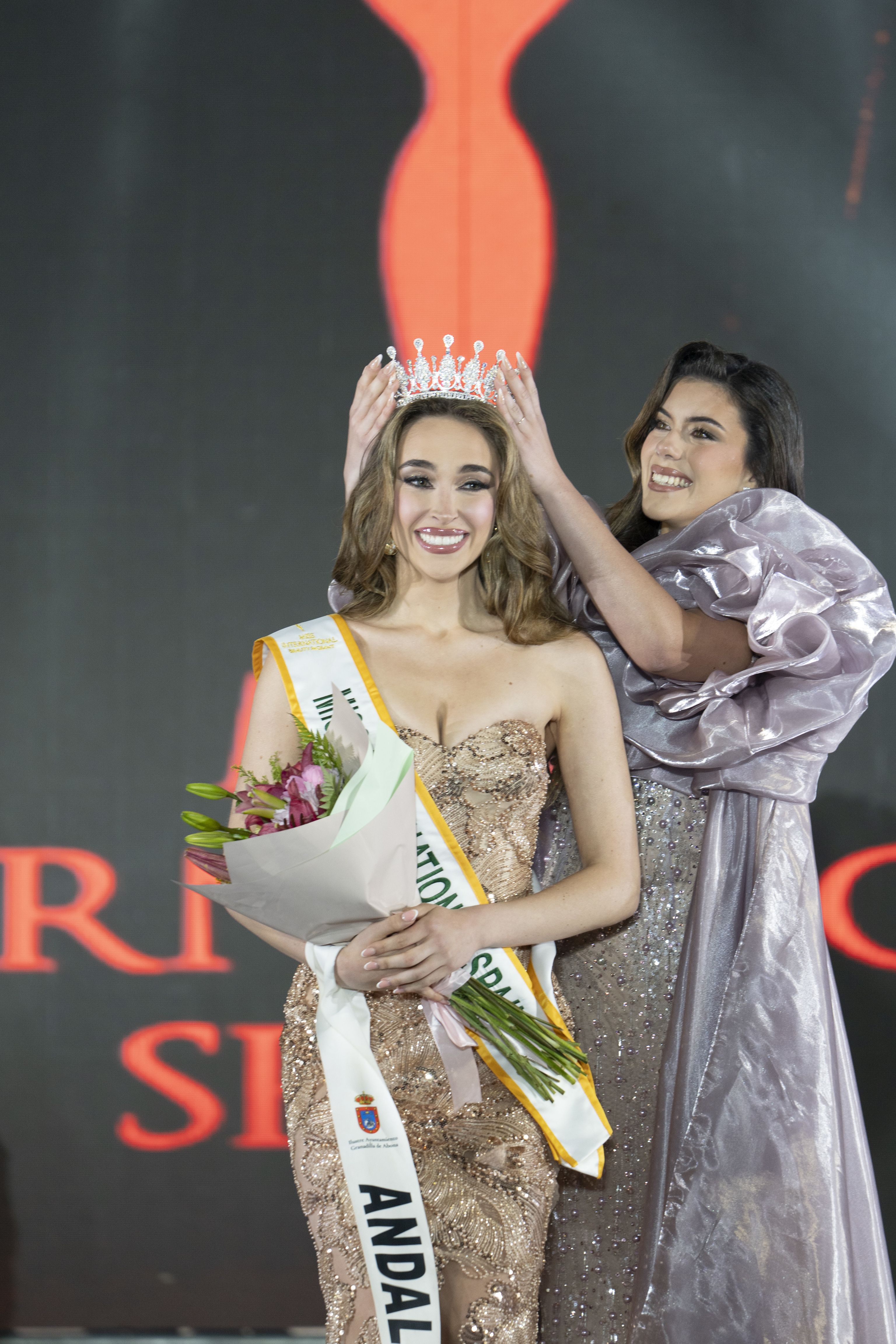 La andaluza, en el momento en el que recibe la corona.