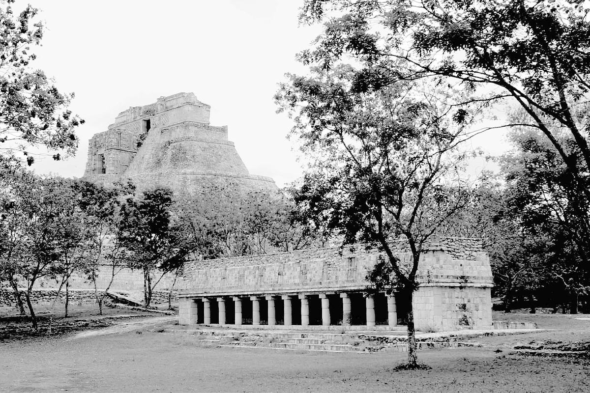 Vista de las ruinas de Uxmal (México), ciudad restaurada desde los años 50, con la famosa Pirámide del Adivino (siglos VI-X) al fondo.