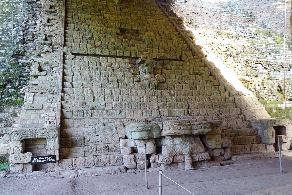 Escalinata de los jeroglíficos de Copán, Honduras. Es el texto escrito más extenso del mundo antiguo, con más de 2.000 glifos tallados que narran la historia de la ciudad.