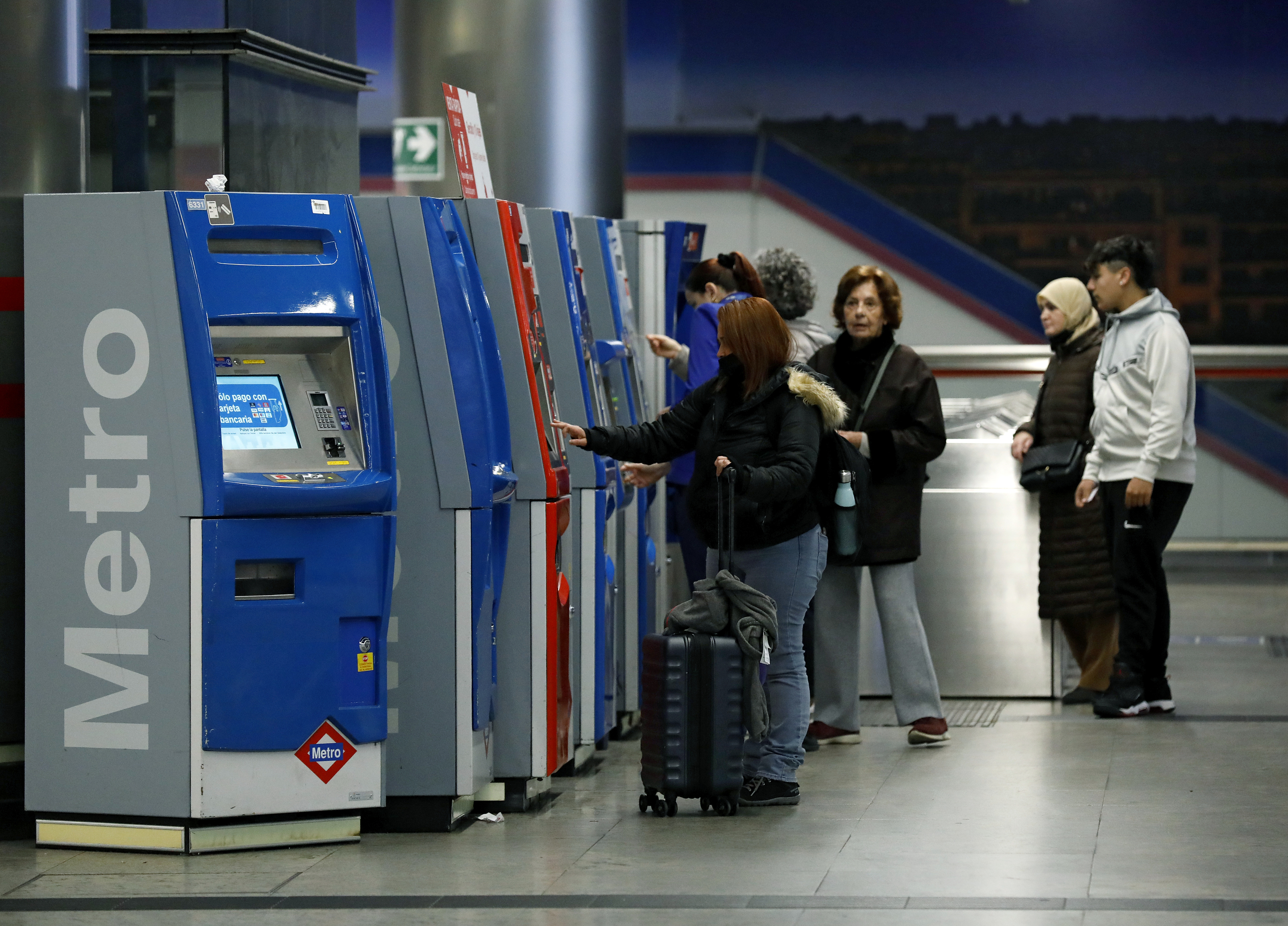 Viajeros en una estación de Metro.