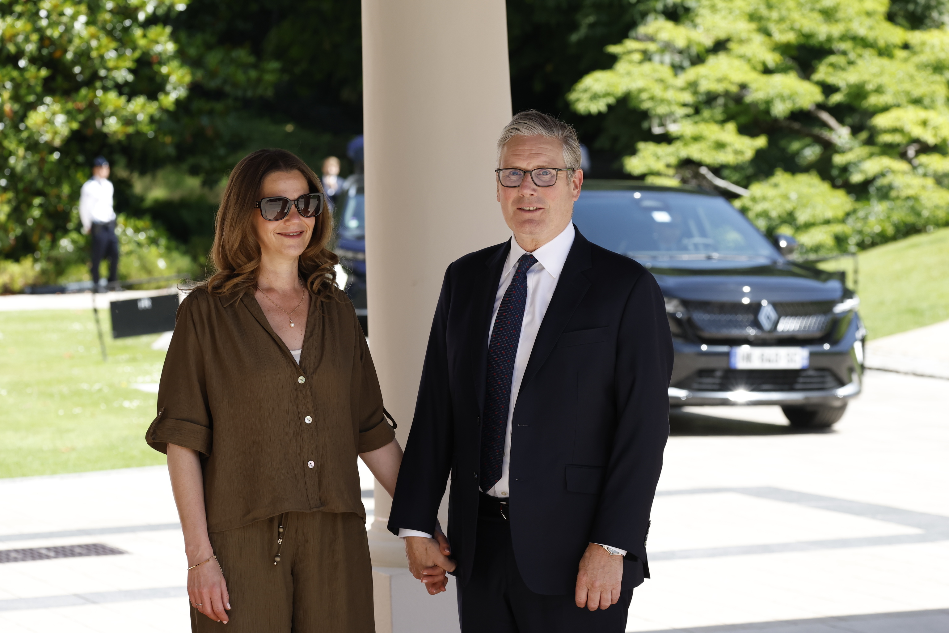 Starmer junto a su esposa, Victoria, en Evian, donde se celebra la cumbre del G-7.
