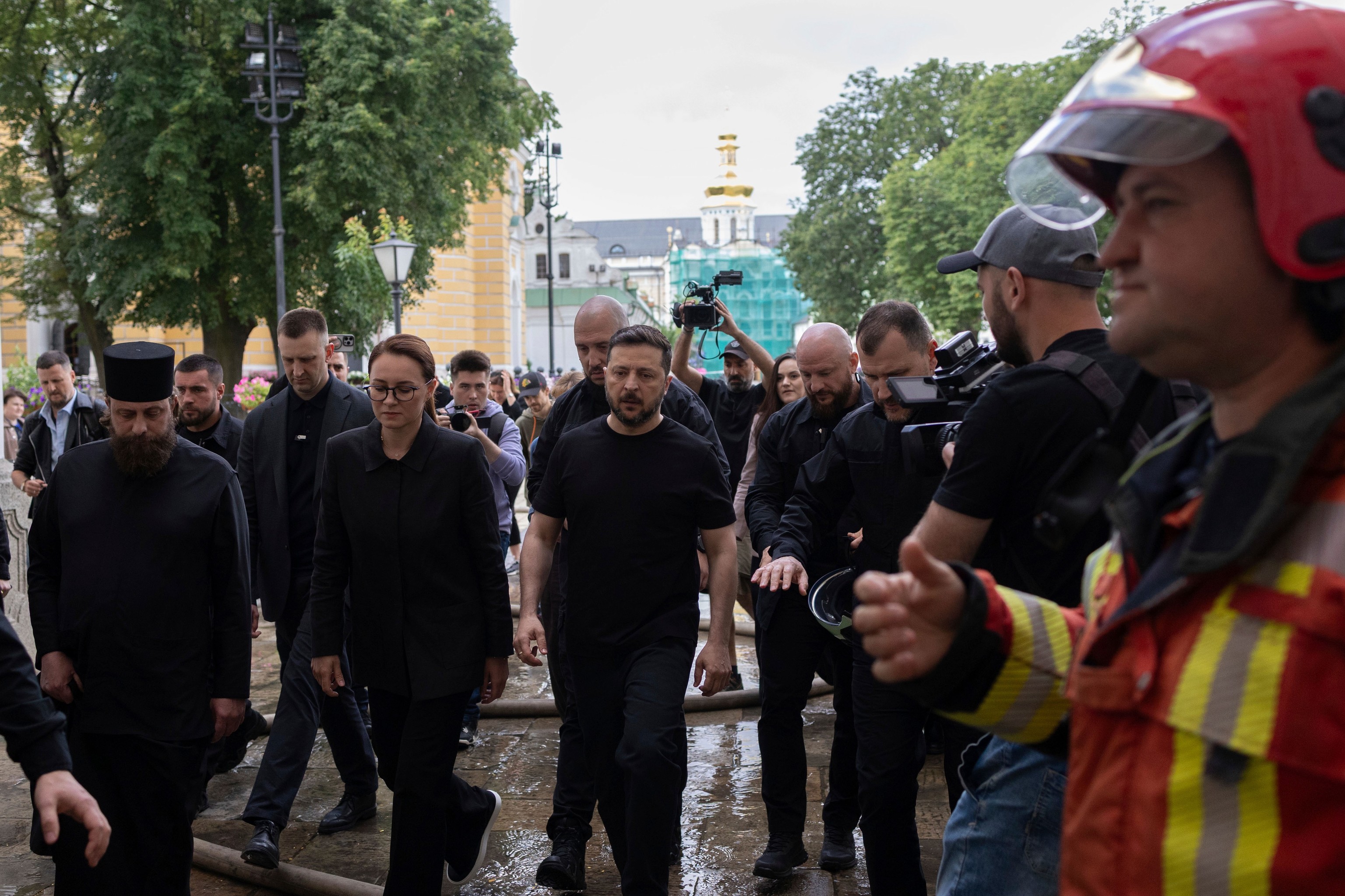Zelenski, ayer, en su visita a la catedral de la Dormición, atacada por Rusia