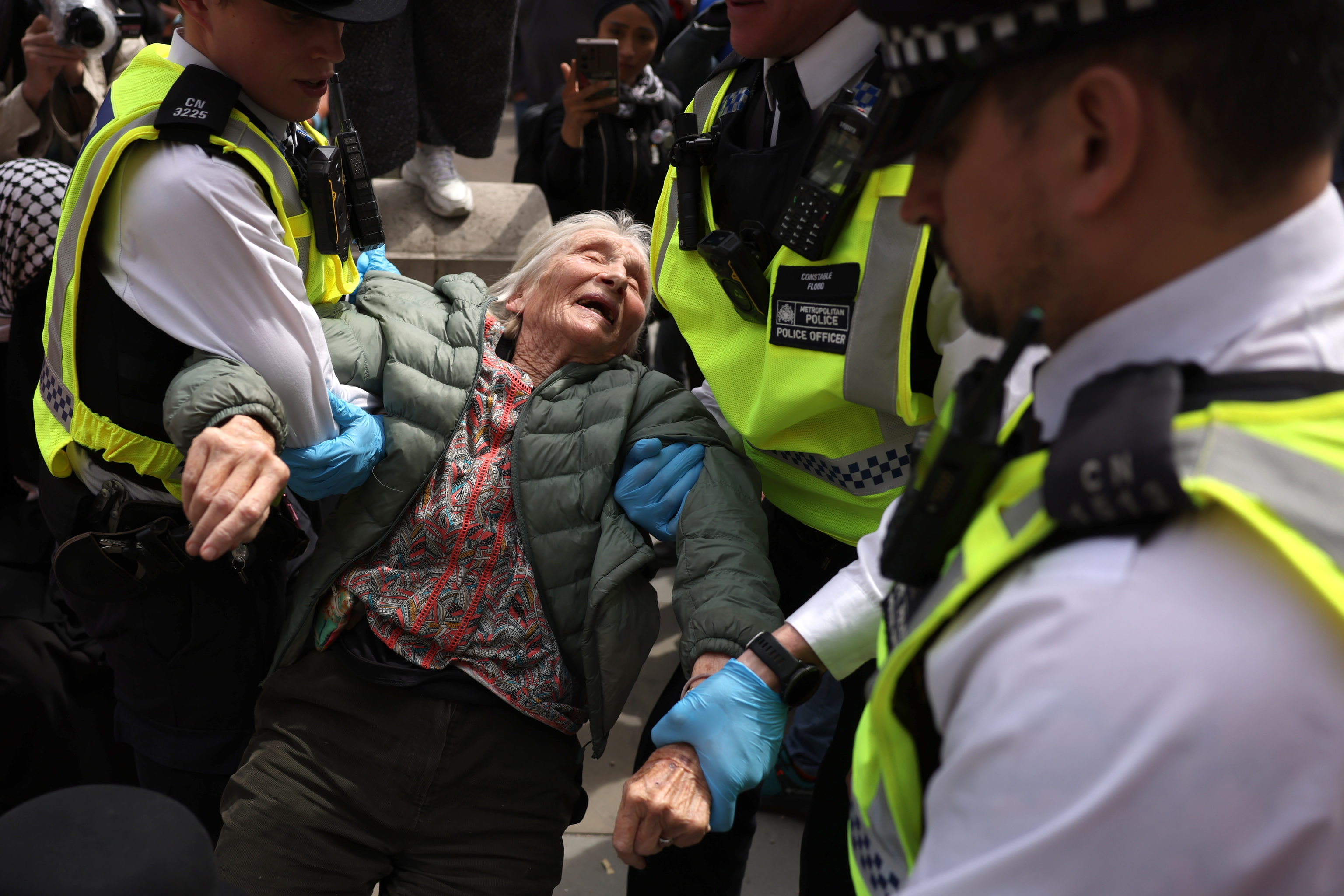Una simpatizante del grupo de protesta ilegalizado Palestine Action, detenida durante una manifestación este lunes frente al Tribunal Superior de Londres.