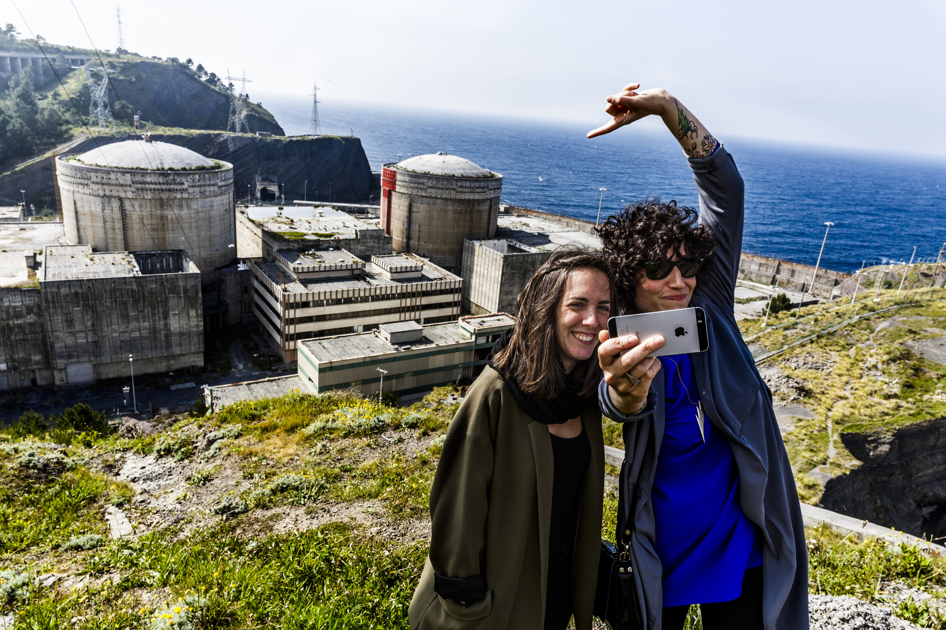 Jóvenes hacen un 'selfie' en la central nuclear de Lemóniz.