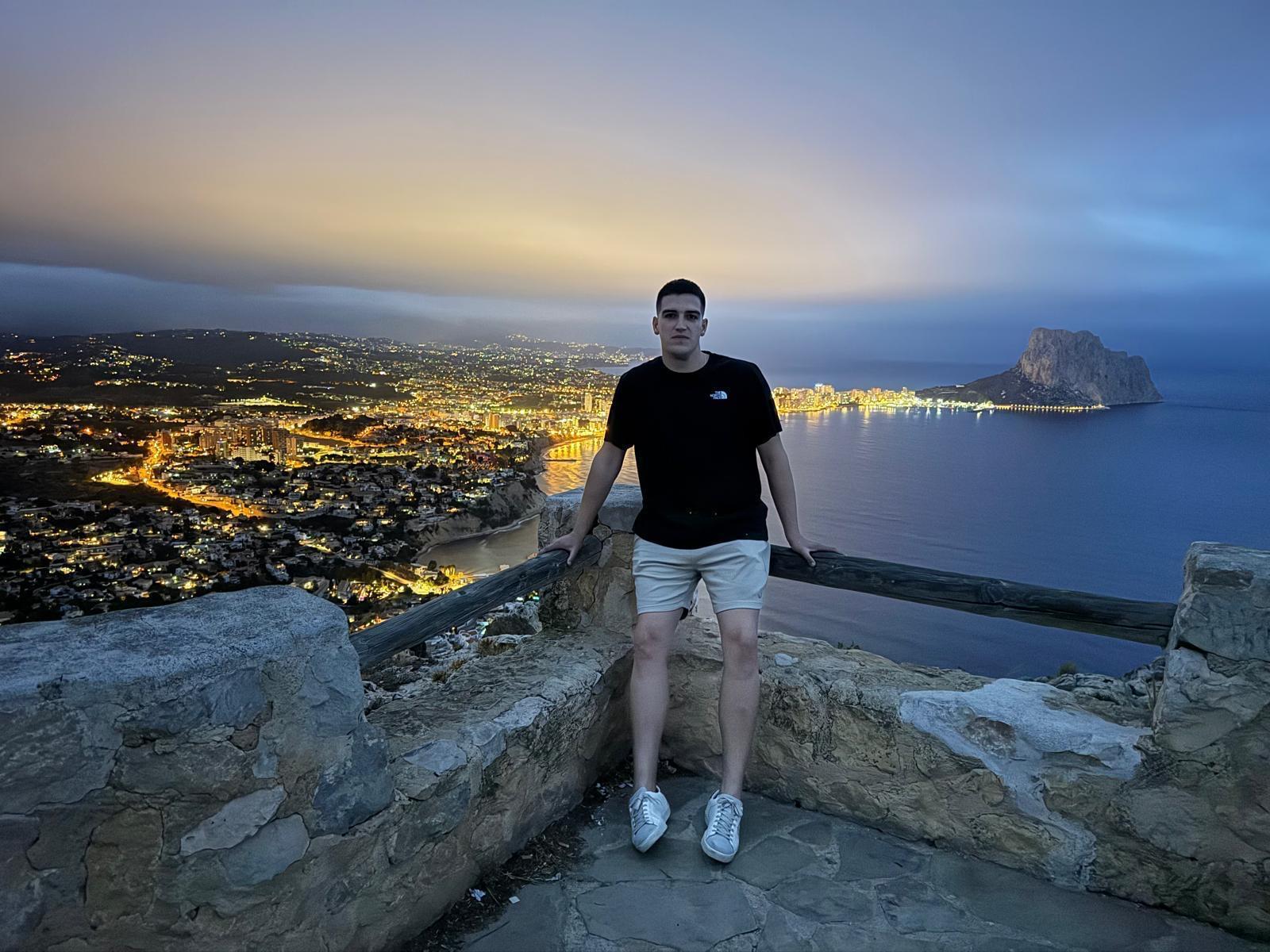 Daniel García en la costa de Altea, Alicante