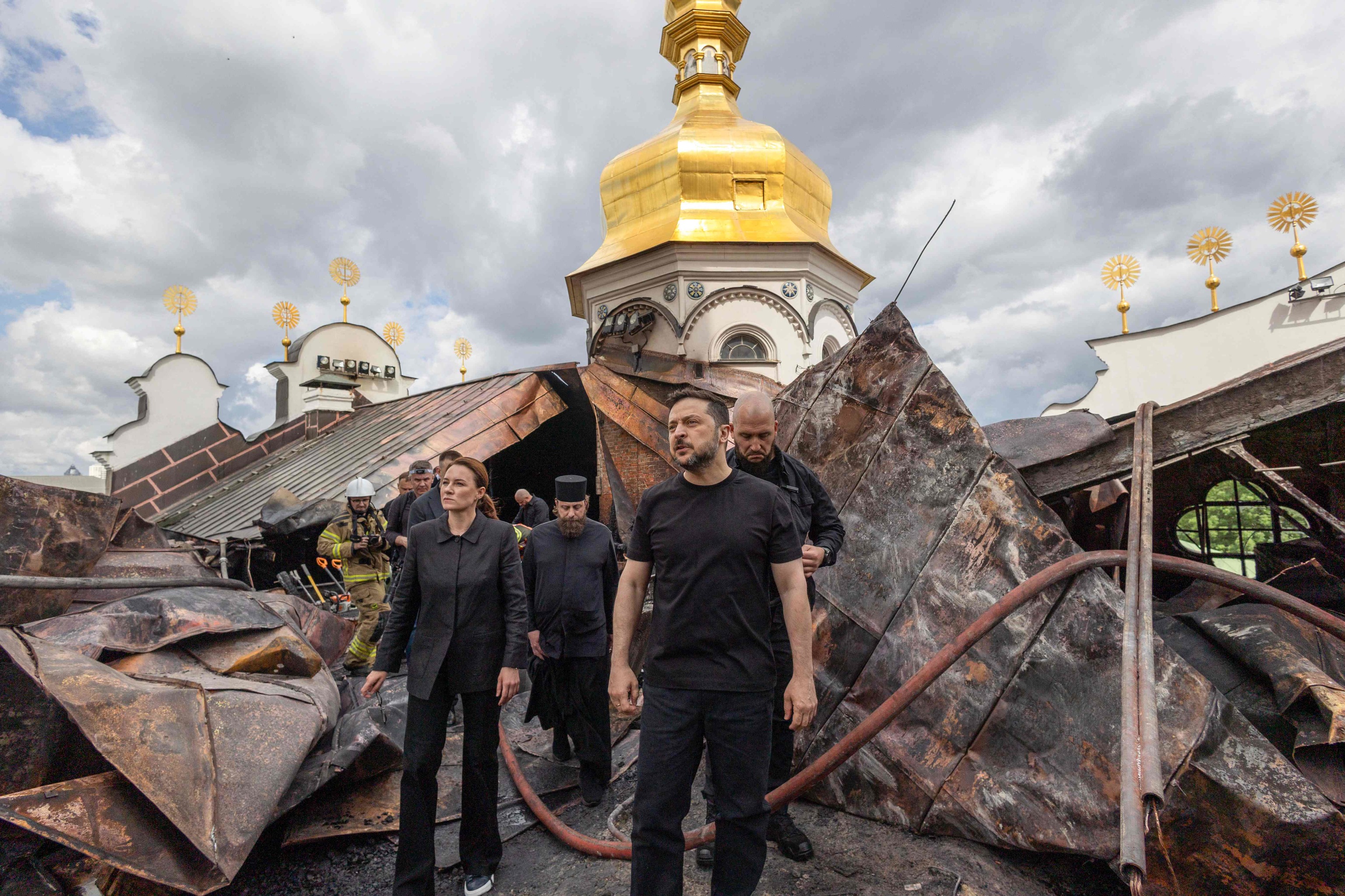 El presidente de Ucrania Volodimir Zelenski y la primera ministra Yulia Svyrydenko visitan las ruinas del monasterio de Pechersk Lavra y la catedral de la Dormición.