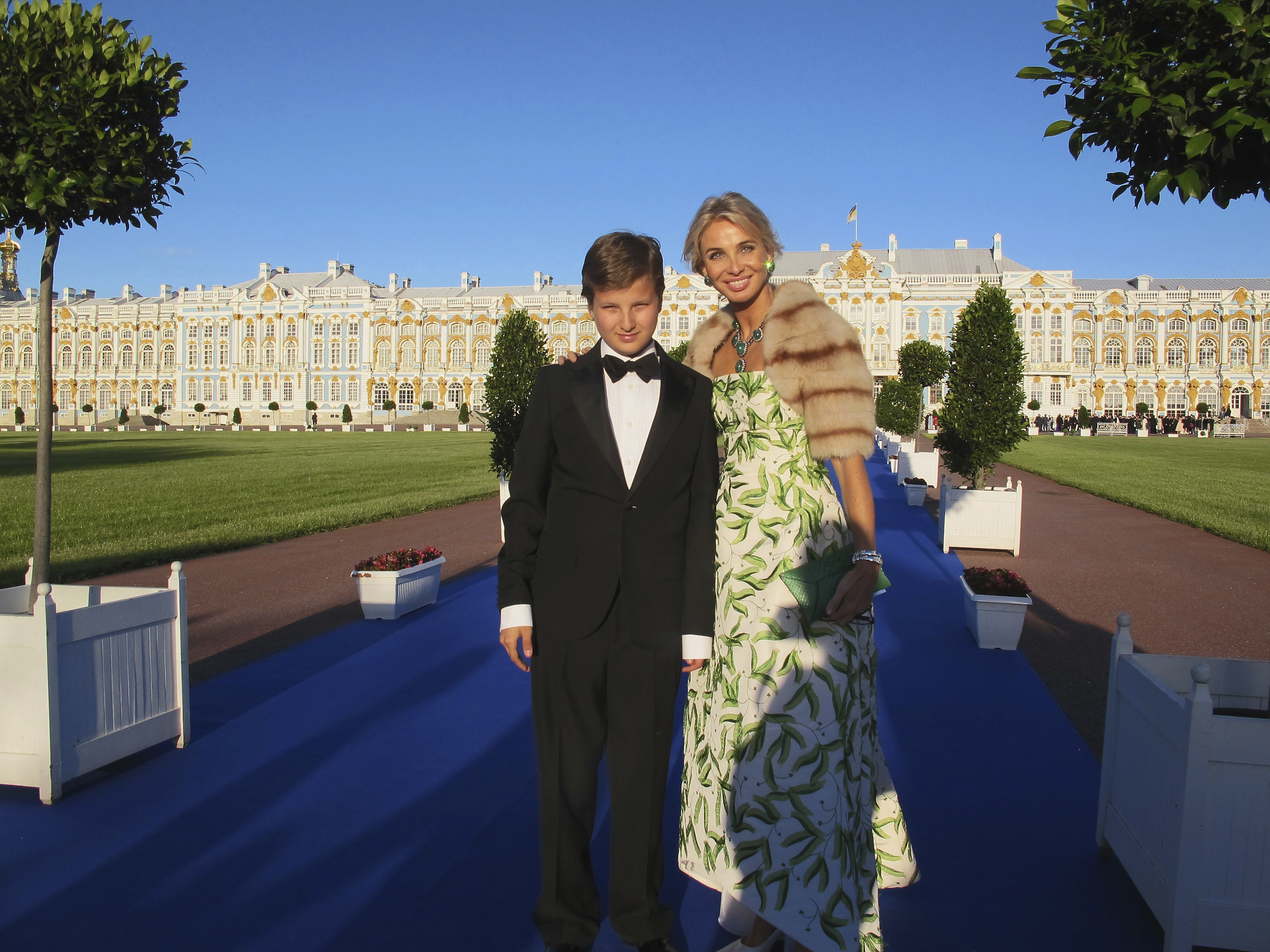 Corinna con su hijo Alexander y un espectacular collar de esmeraldas de la condesa de Romanones que Corinna compró en Sotheby's.