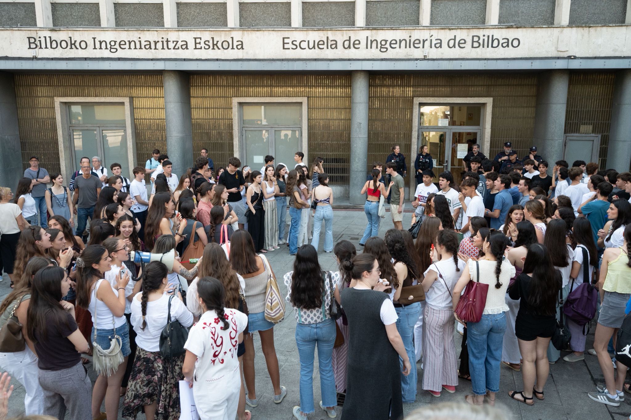 Decenas de alumnos y profesoras durante la concentración con la que han protestado por los 'ceros' en el éxamen de euskera de la PAU.