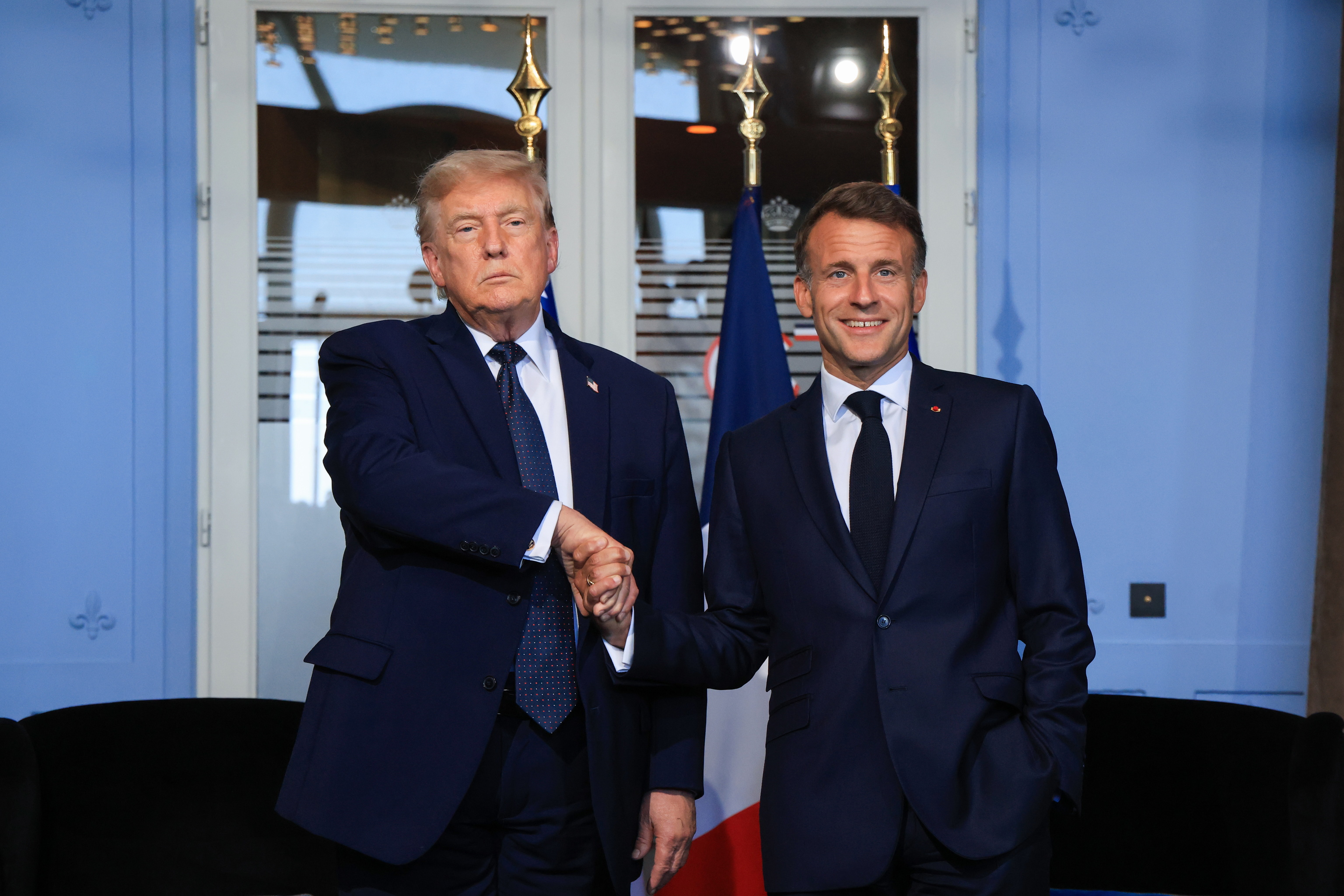 Donald Trump estrecha la mano de Emmanuel Macron durante una reunión bilateral en Evian, este lunes.