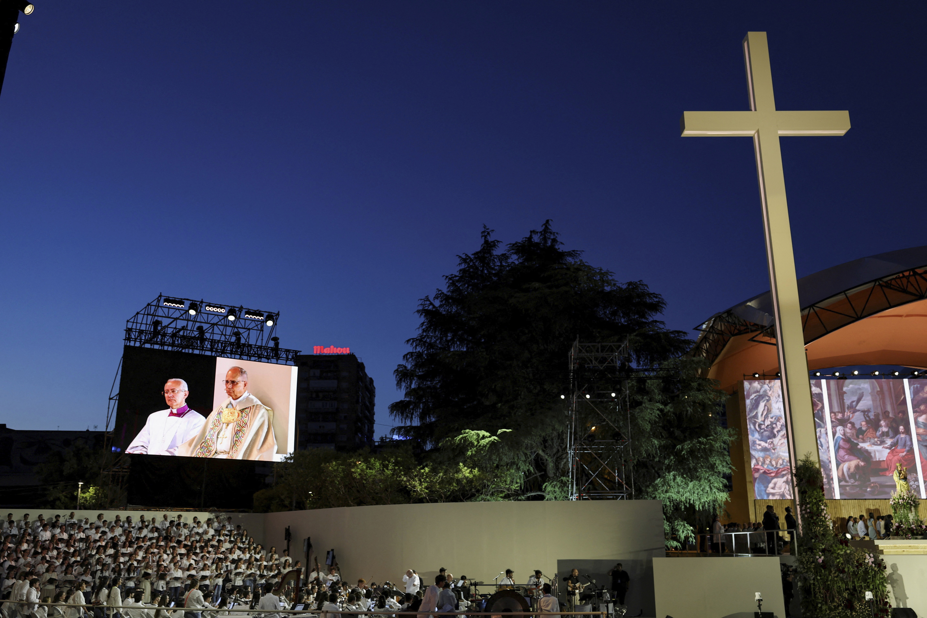 La gran cruz que se instaló para la vigilia del Papa en la plaza de Lima.
