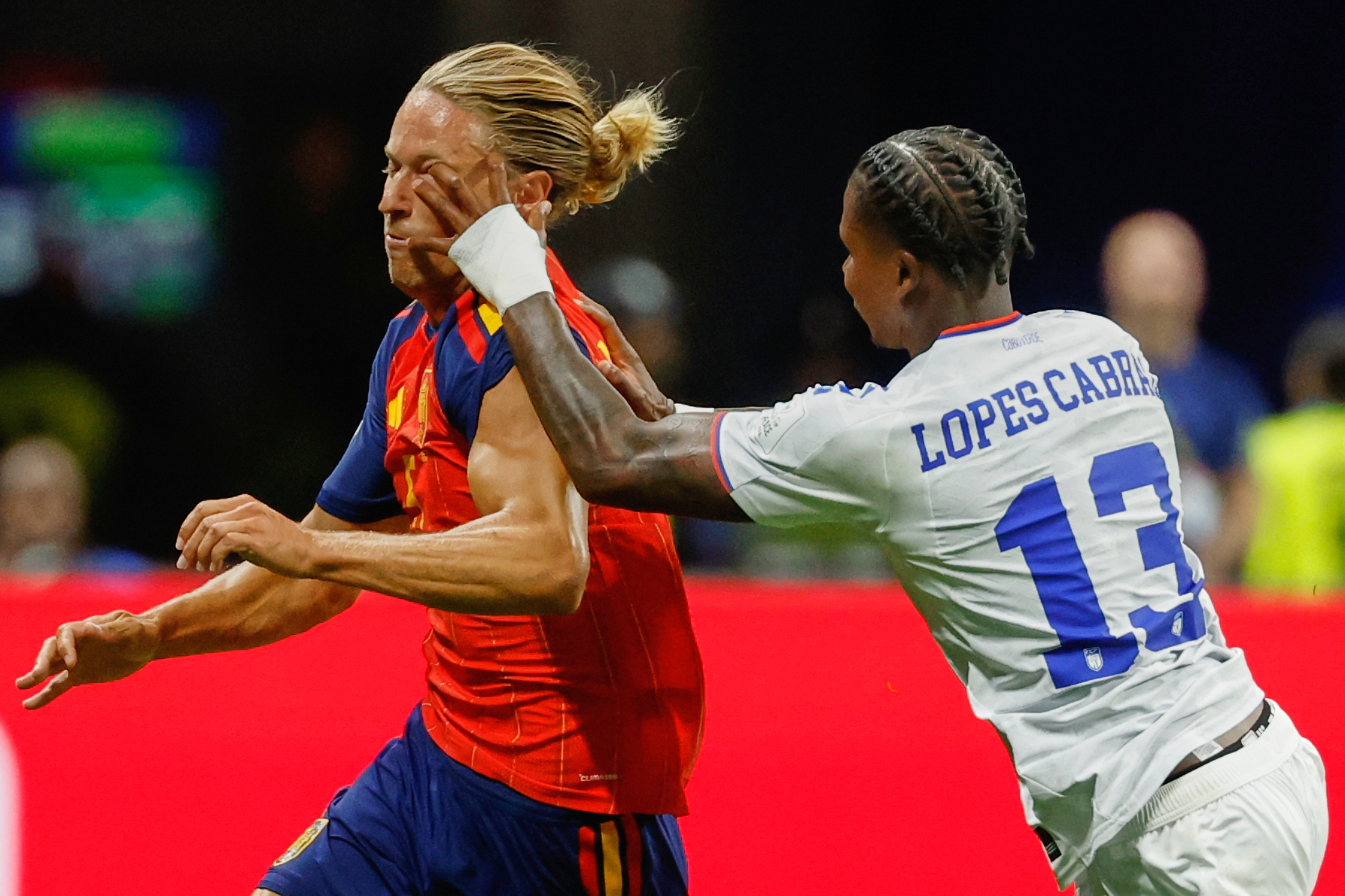 Lopes Cabral, de Cabo Verde, da un manotazo a Marcos Llorente.