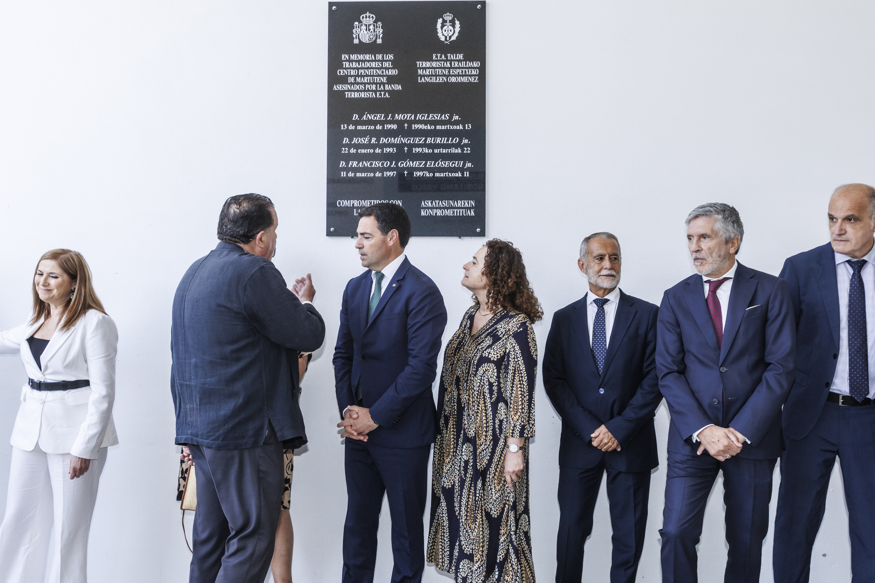 San José (de blanco), el lehendakari Pradales, el ministro Marlaska y el director de Zubieta Alfredo Gómez junto a familiares de los tres funcionarios de prisiones asesinados por ETA.