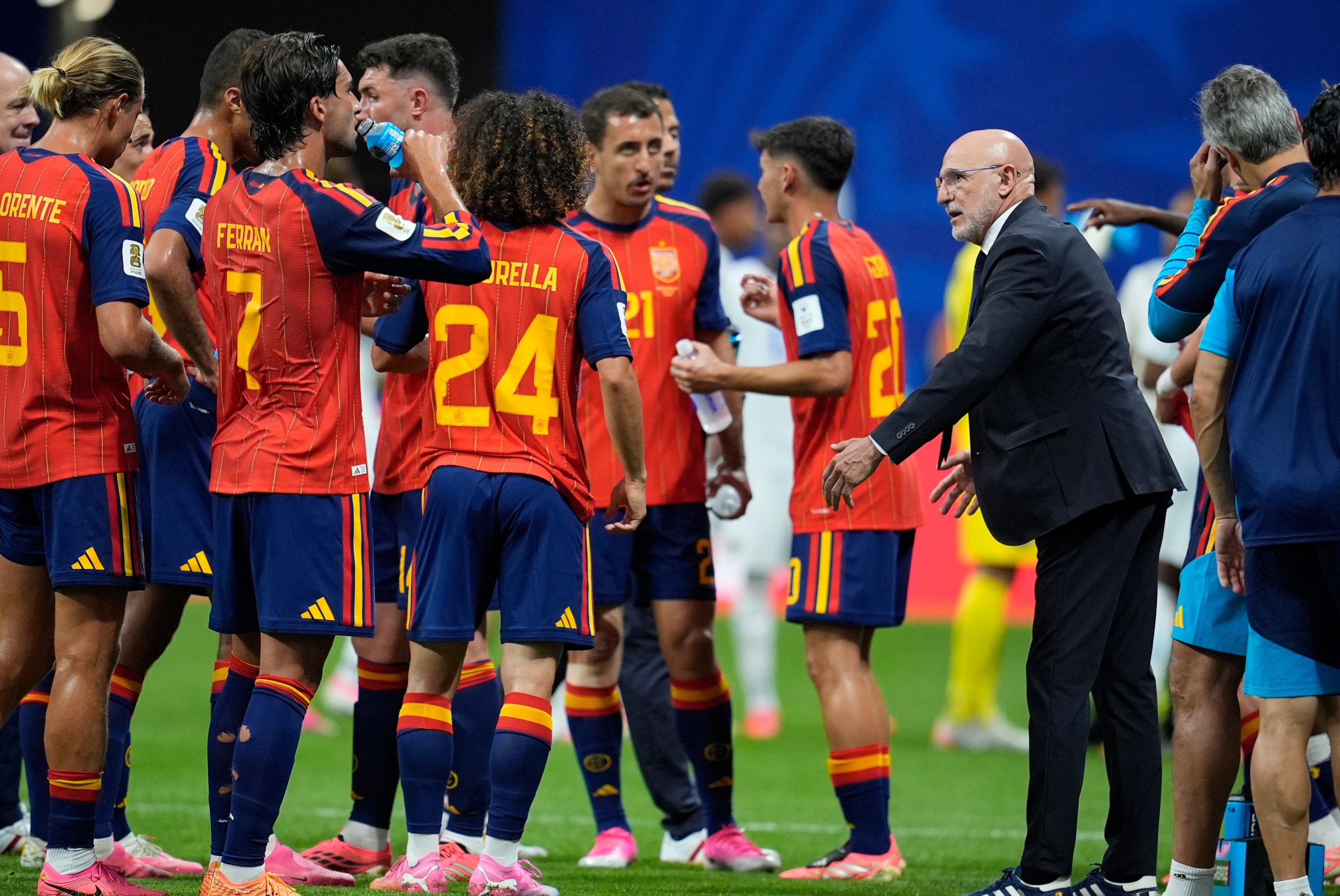 De la Fuente da instrucciones a sus jugadores.
