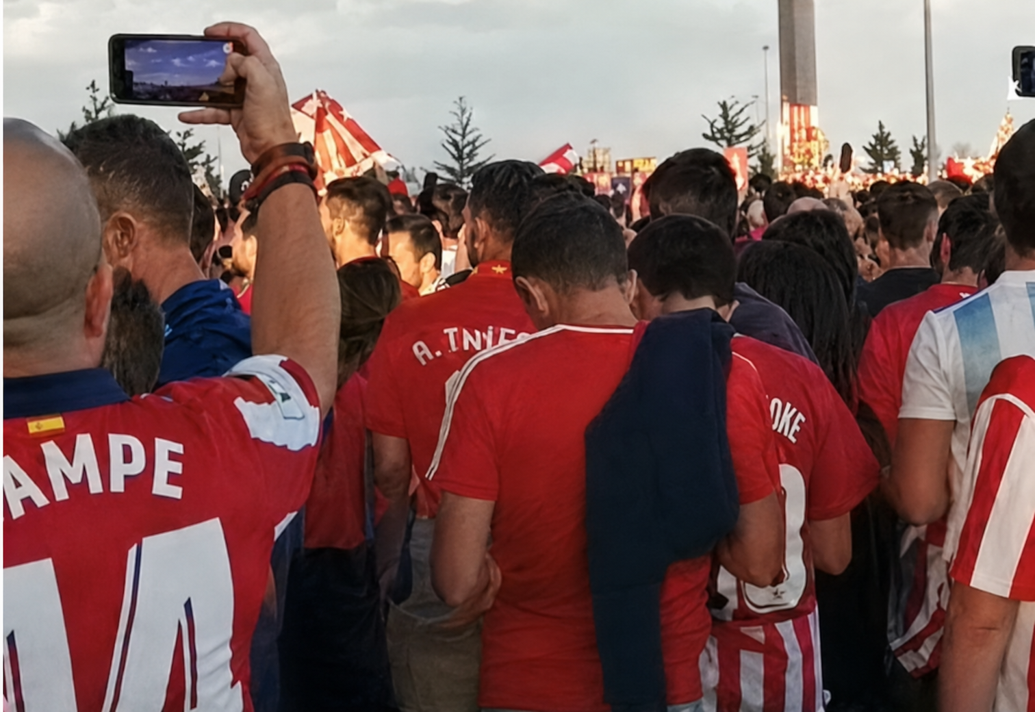 Aficionados en las afueras del Metropolitano durante la previa del partido de Champions.
