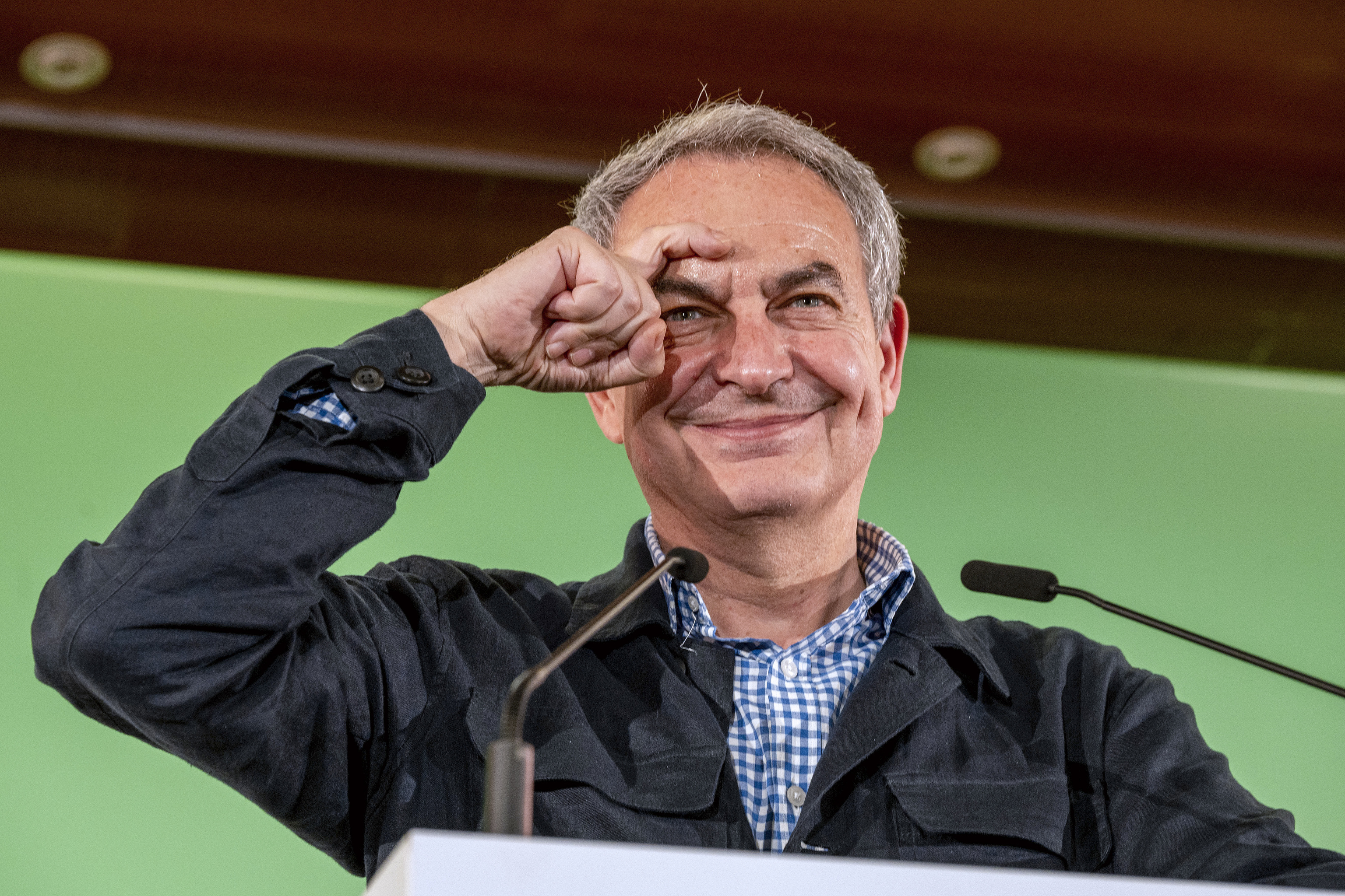 El expresidente del Gobierno José Luis Rodríguez Zapatero participa en un acto del PSOE, este jueves en el Palacio de Congresos de Jaén.