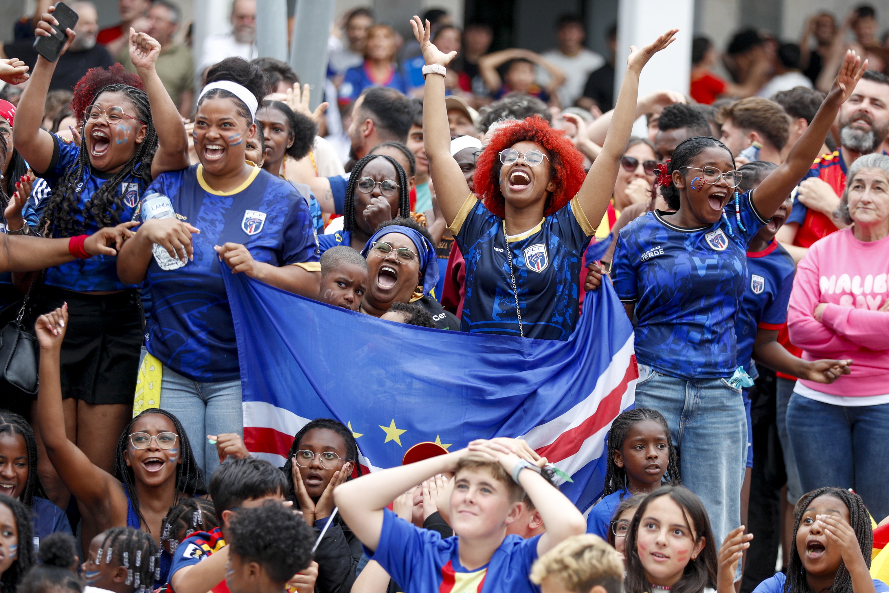 Aficionados de Cabo Verde este lunes en Burela (Lugo).