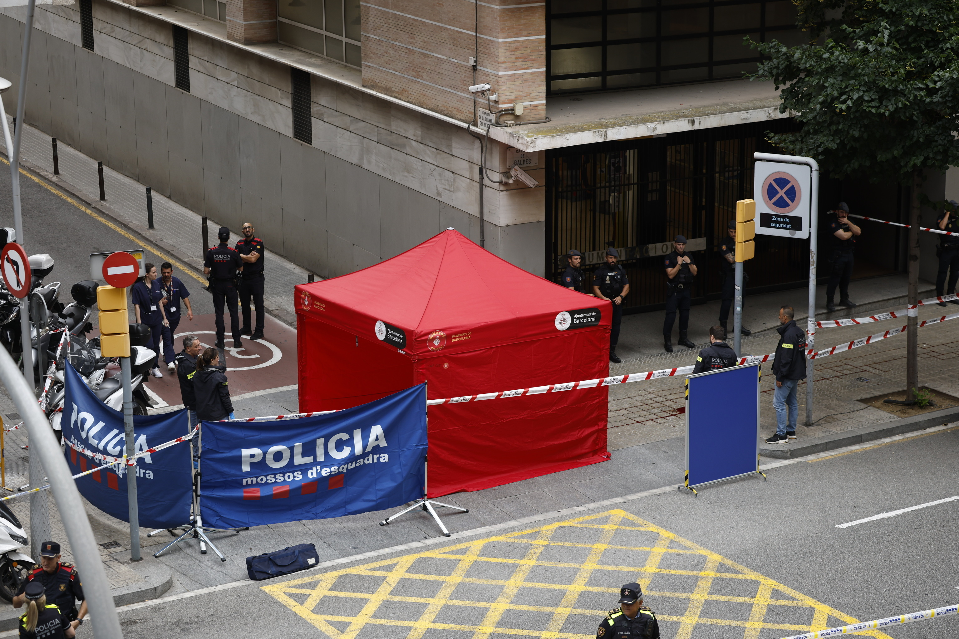 Los Mossos d'Esquadra en el lugar del crimen en la calle Balmes de Barcelona.