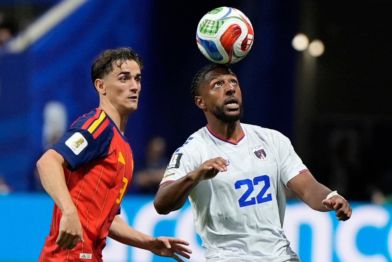 Gavi, junto a Moreira, durante el partido.