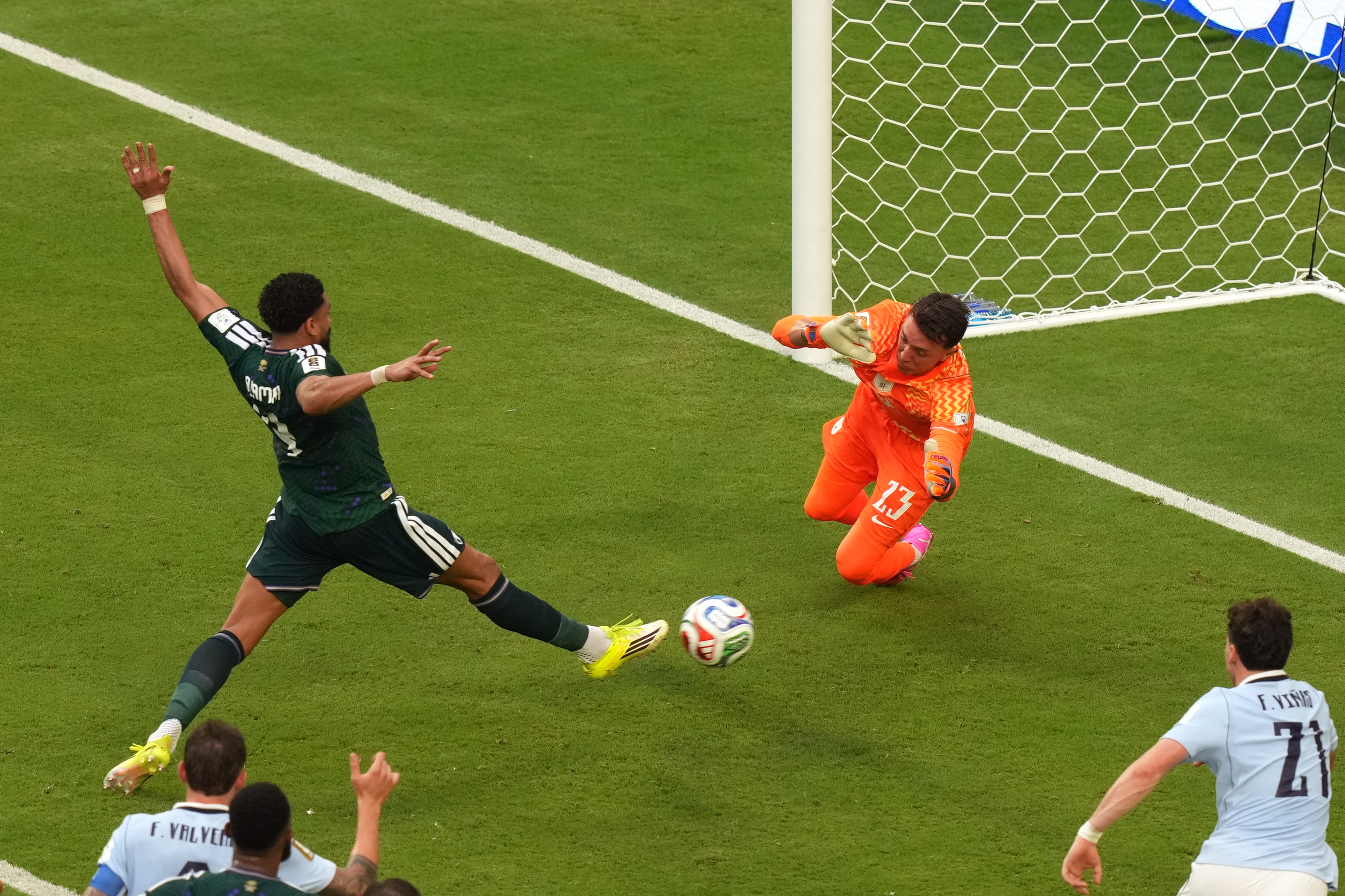 Alamri remata ante Muslera.