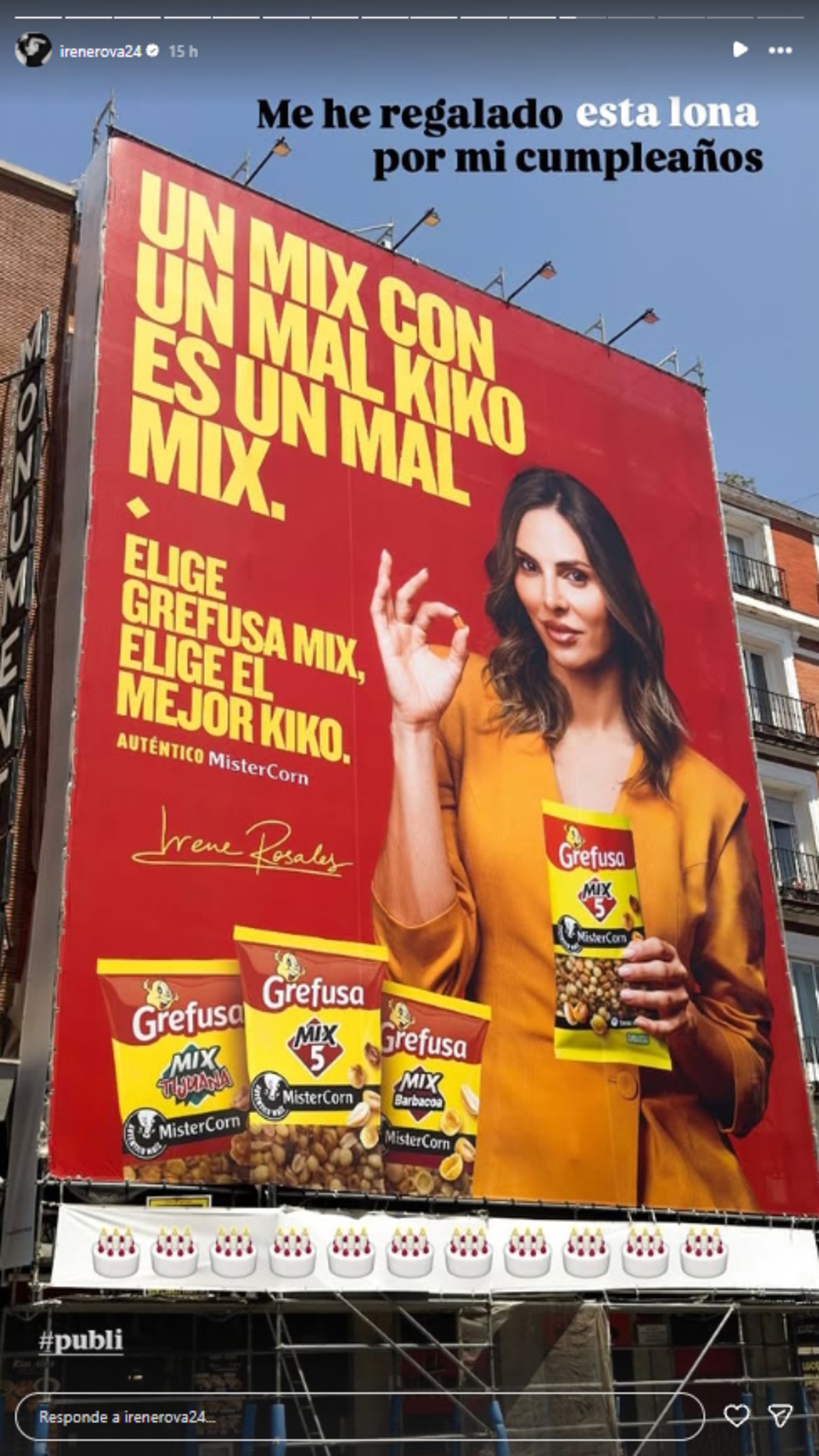 La lona con la campaña publicitaria de Irene Rosales, en una foto que ha compartido en redes.