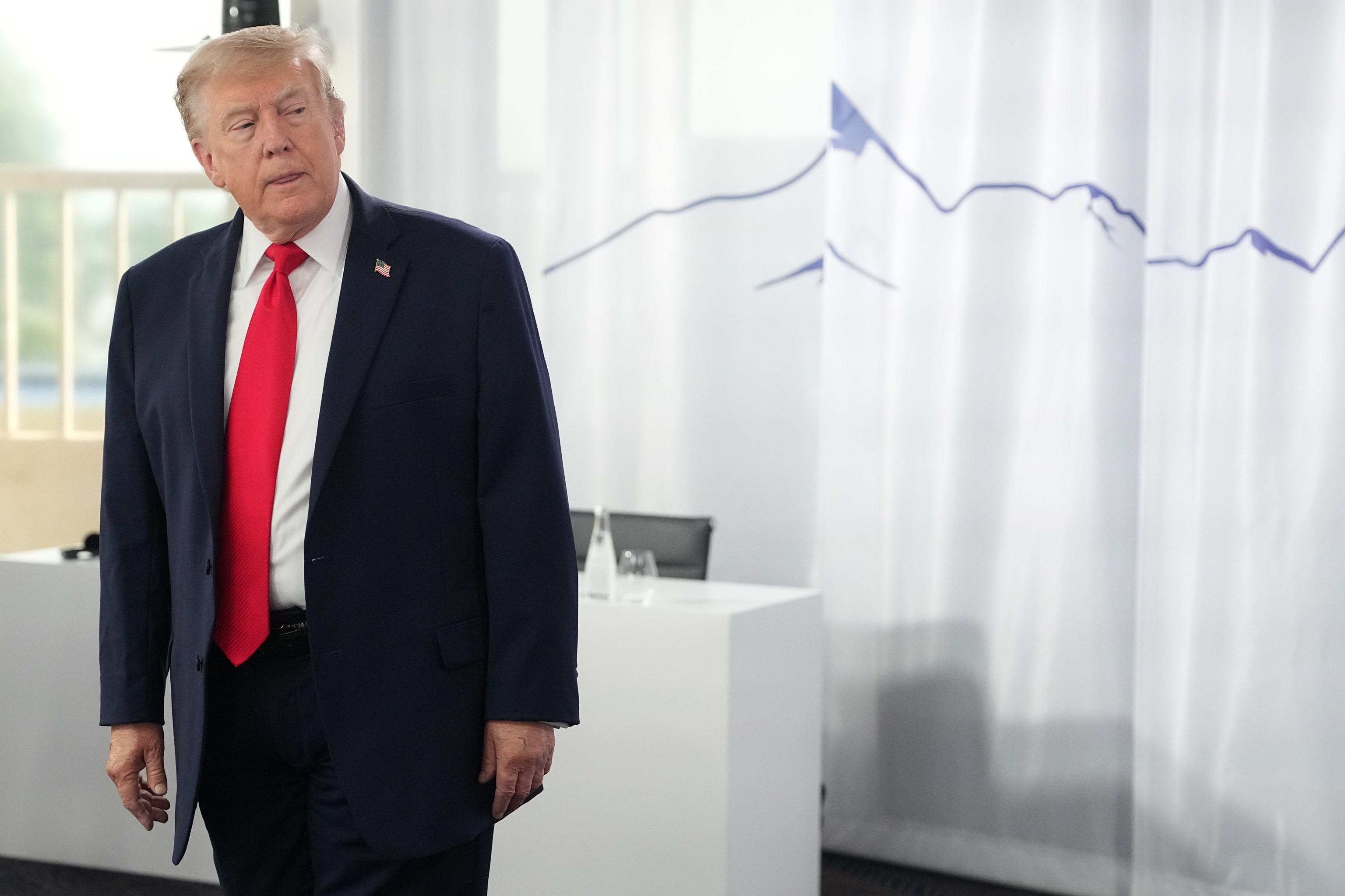El presidente de EEUU, Donald Trump, antes del comienzo de una reunión del G-7.