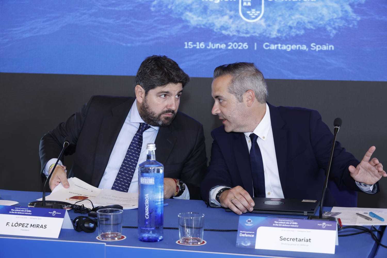 El presidente de la Región de Murcia, Fernando López Miras, conversa con el secretario del Grupo de Trabajo antes del inicio de la reunión