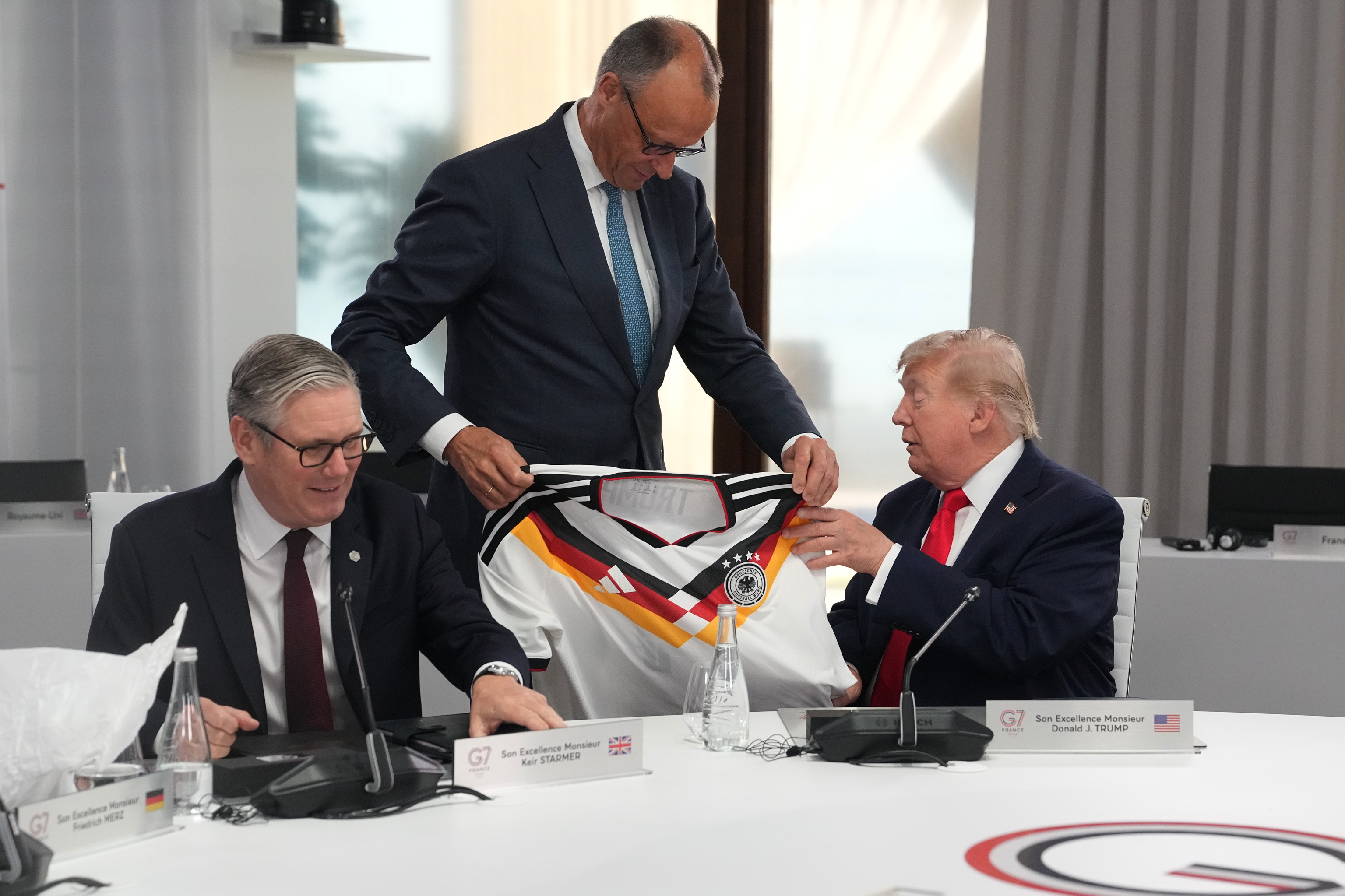 Friedrich Merz le regala la camiseta de la selección alemana a Trump.