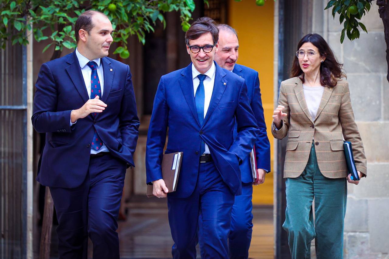 El 'president' Salvador Illa junta a la consejera de Interior, Núria Parlon y los 'consellers' Albert Dalmau y Ramon Espadaler.
