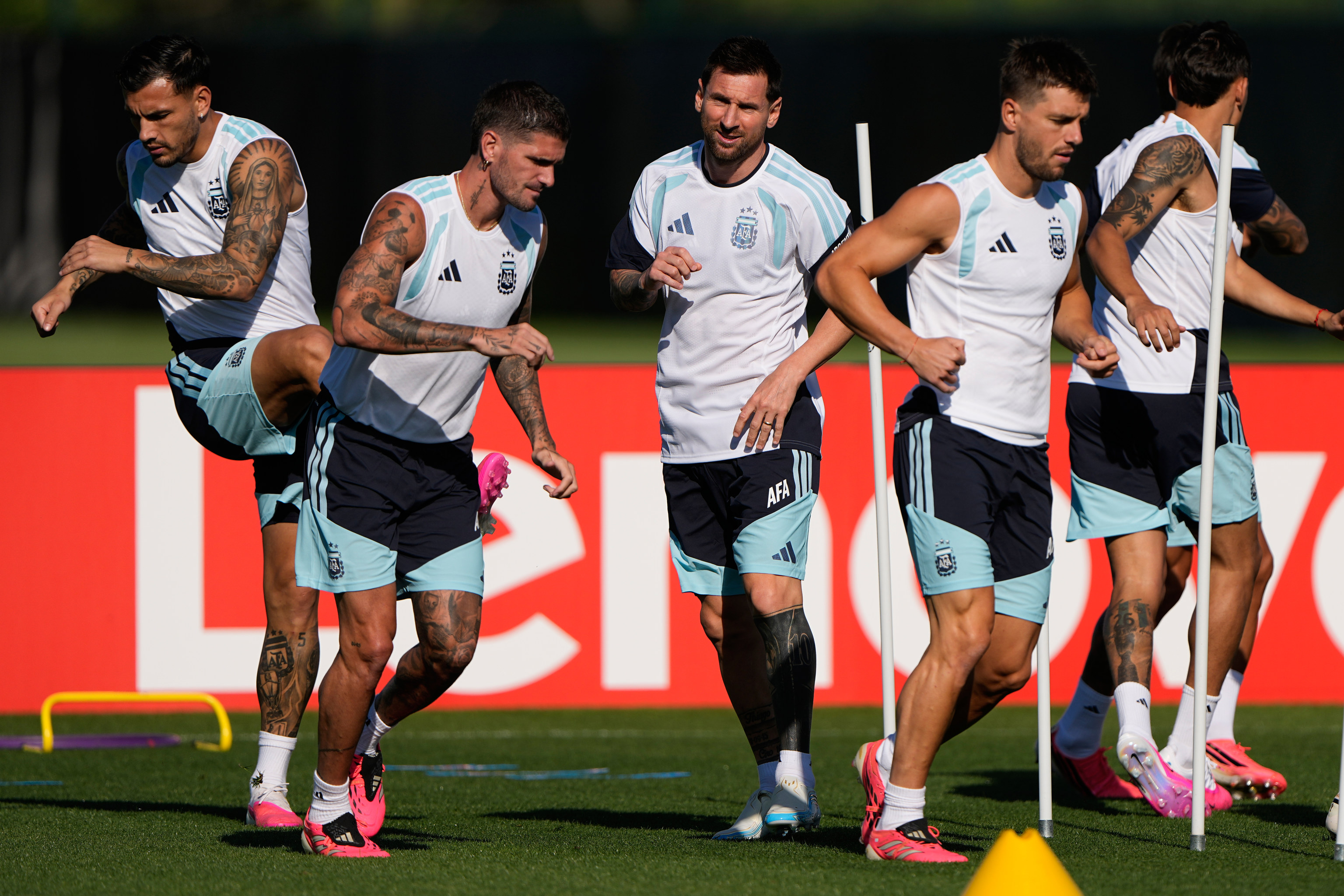 Messi, junto a varios jugadores de Argentina, durante un entrenamiento.