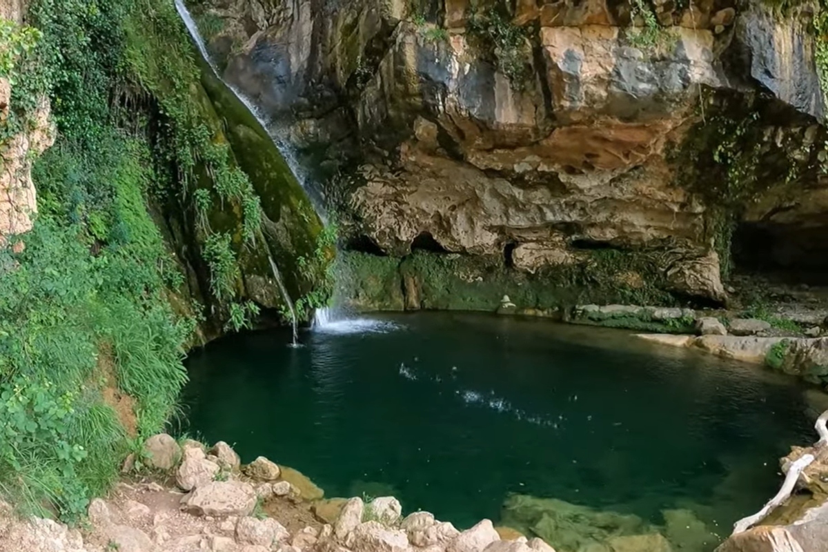 El paraíso escondido de Castellón para los días de calor: una cascada de aguas cristalinas al final de una ruta de cuento