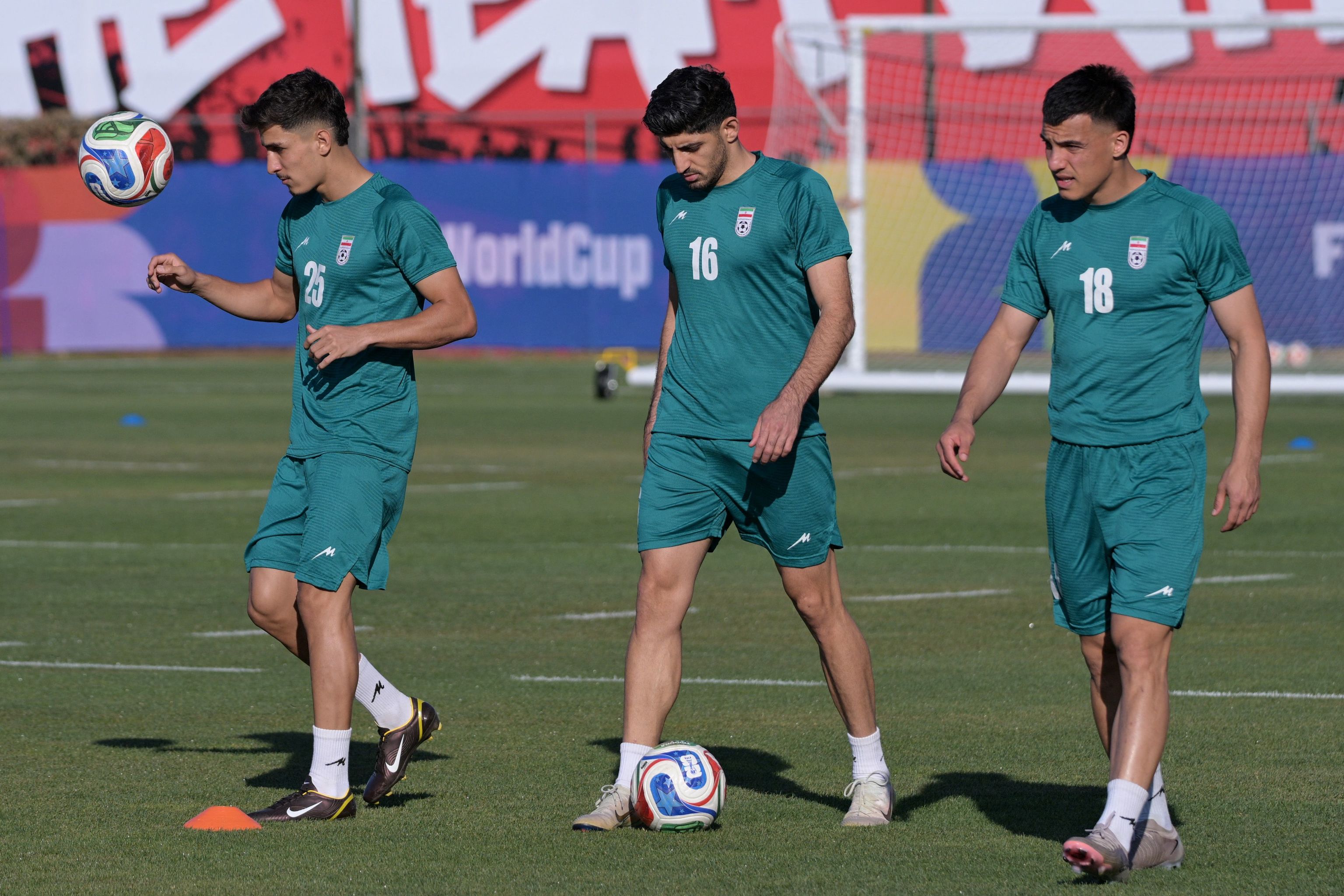Mehdi Torabi (16), durante un entrenamiento en Tijuana con sus compañeros de la selección iraní.