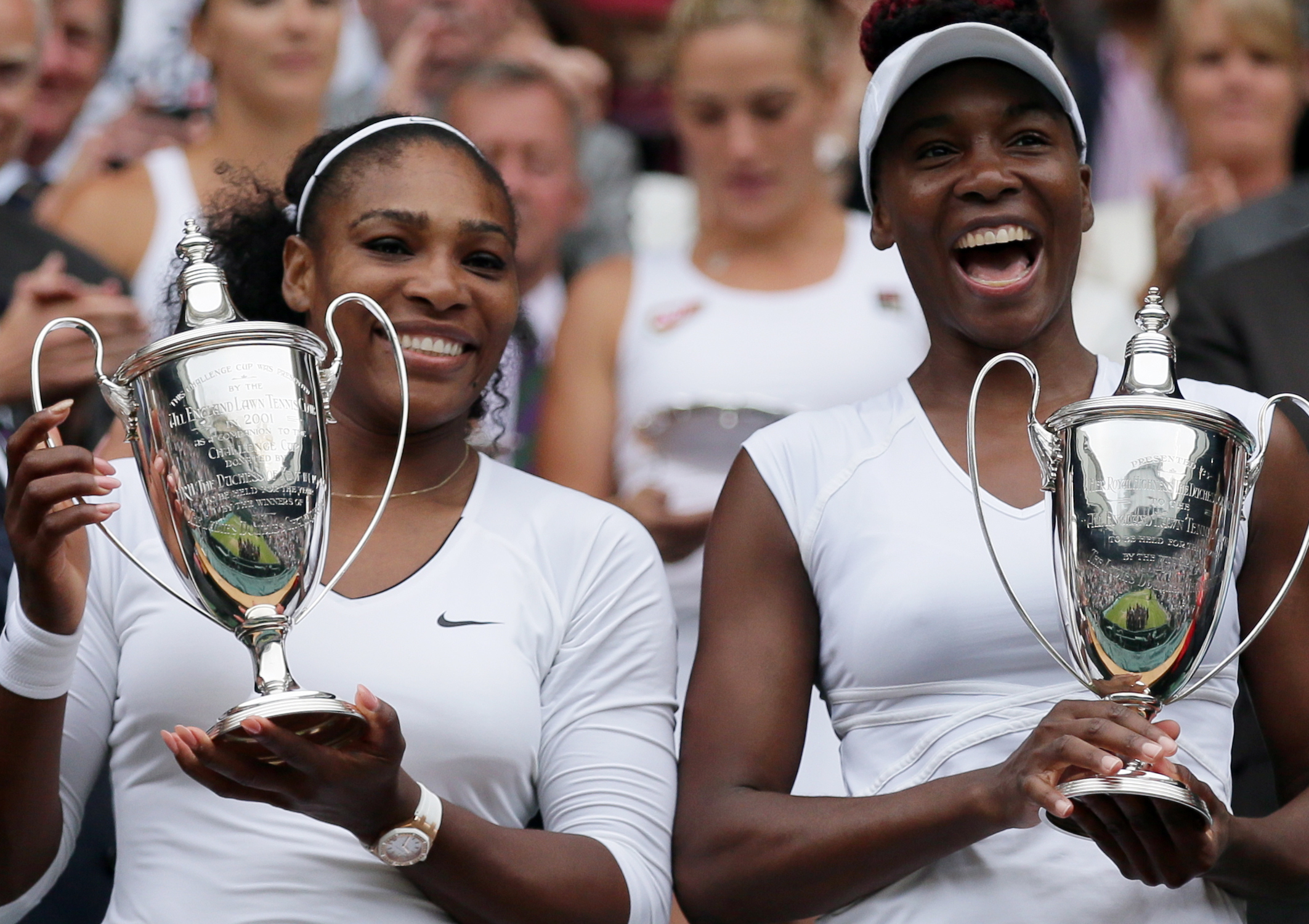 Serena Williams, a la izquierda, y Venus Williams, tras su última victoria en el torneo de dobles de Wimbledon en 2016.