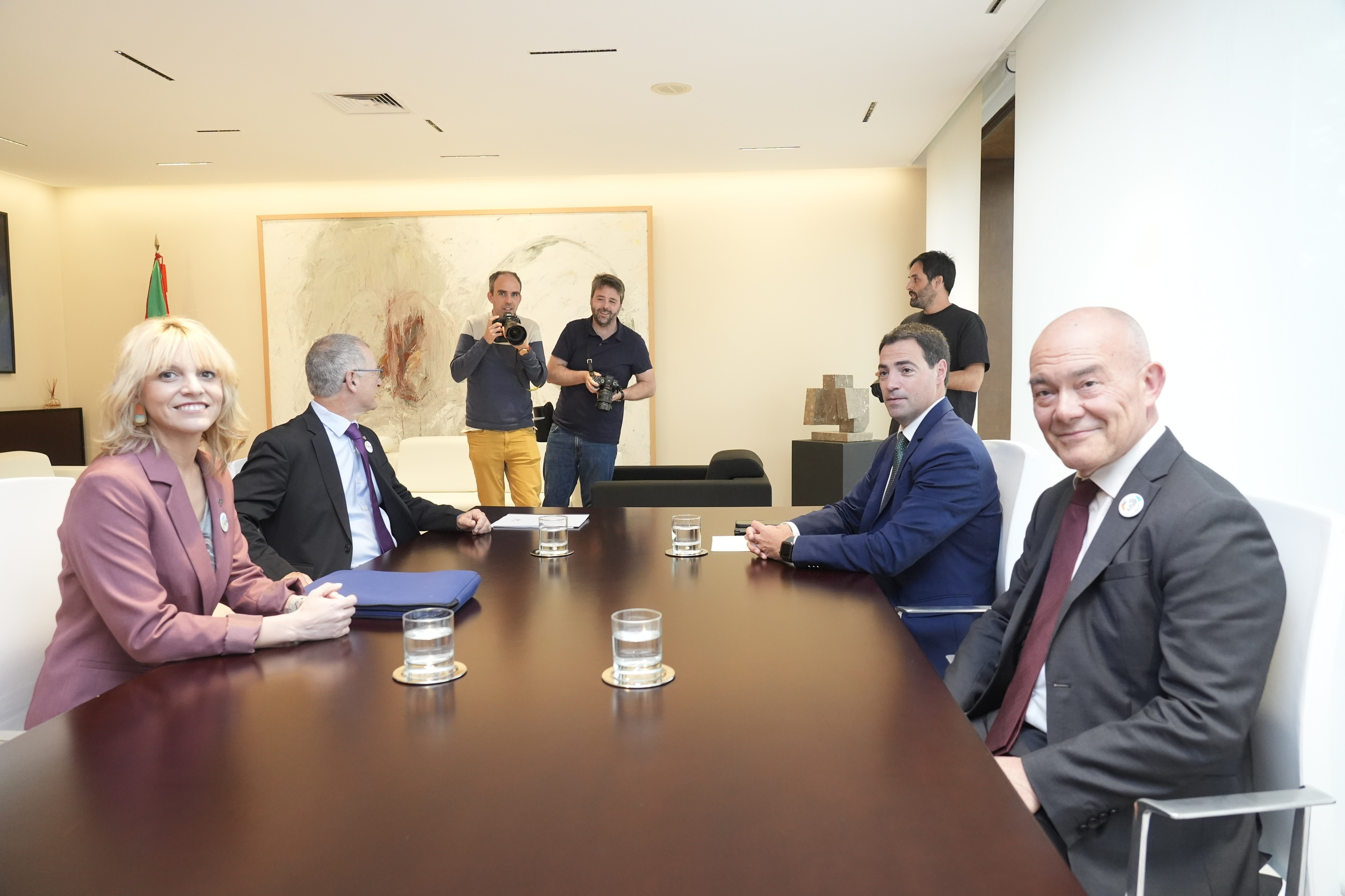 El rector Bengoetxea y la vicerrectora Estitxu Garai junto al lehendakari Imanol Pradales y el consejero Juan Ignacio Pérez en una cita en la sede de Lehendakaritza en Vitoria.