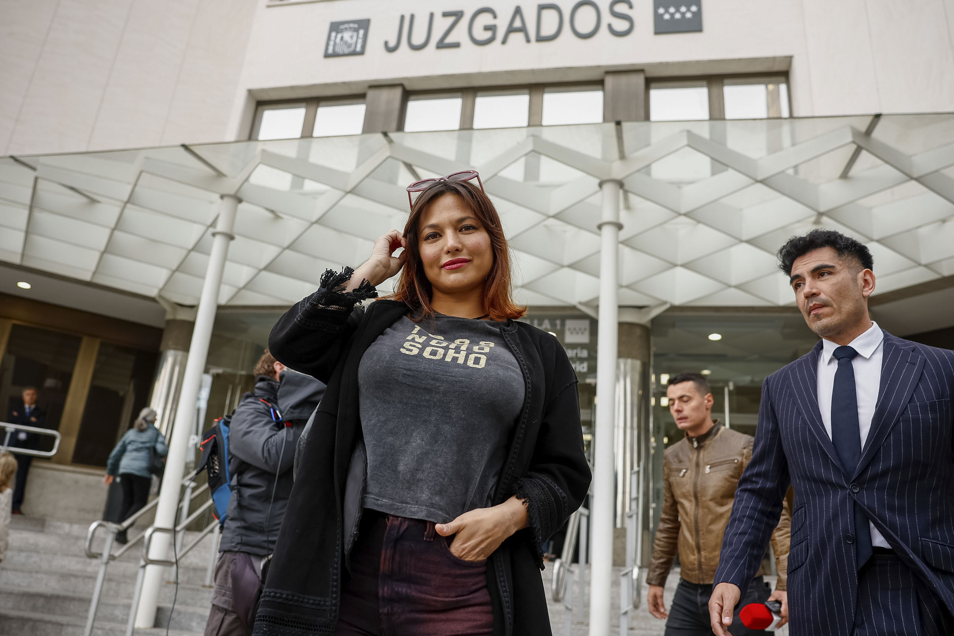 Elisa Mouliaá, acompañada de su abogado Alfredo Arrién