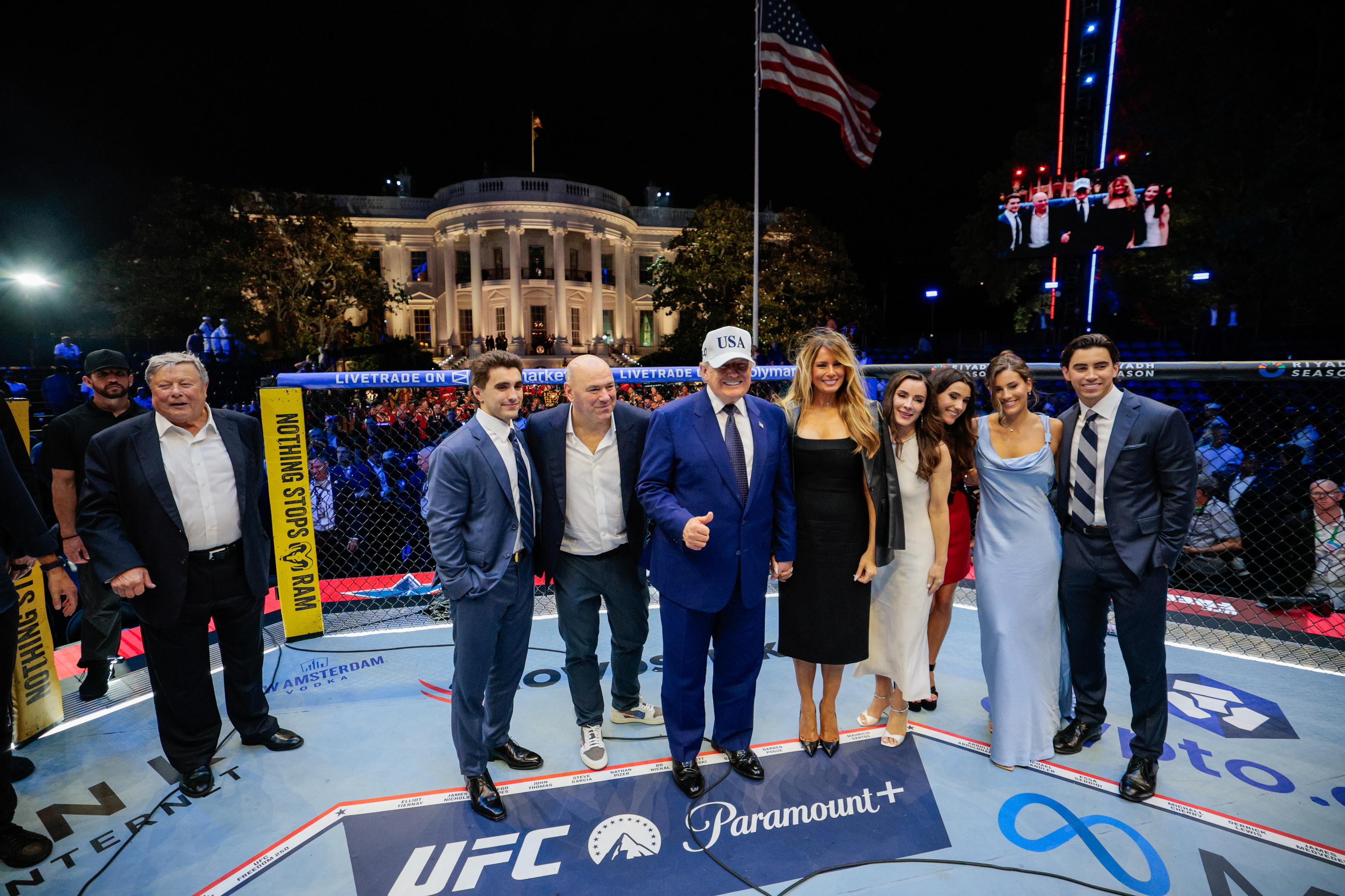 Donald Trump y Melania posan junto a otros invitados en el ring de UFC instalado en los jardines de la Casa Blanca.