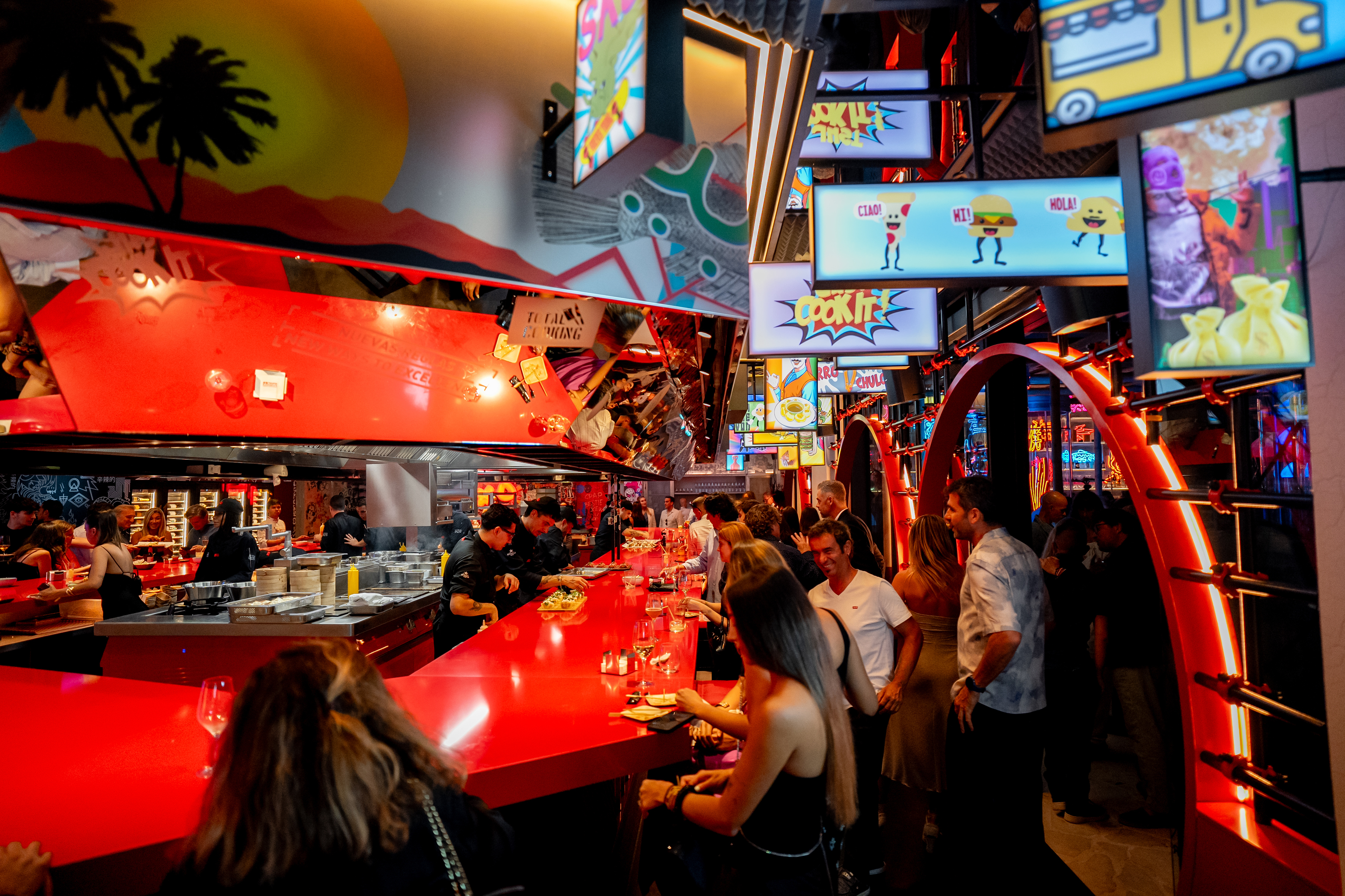 La barra roja es eje central StreetXO Ibiza.
