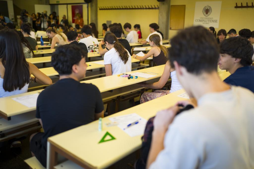 Alumnos examinándose de la PAU en madrid.