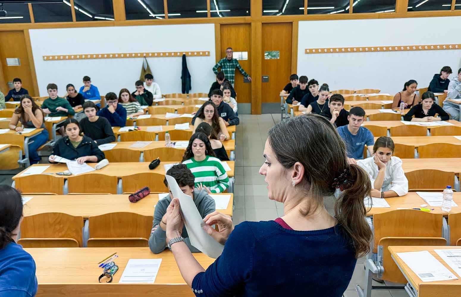 Una docente explica a alumnos de la PAU la mecánica del examen.