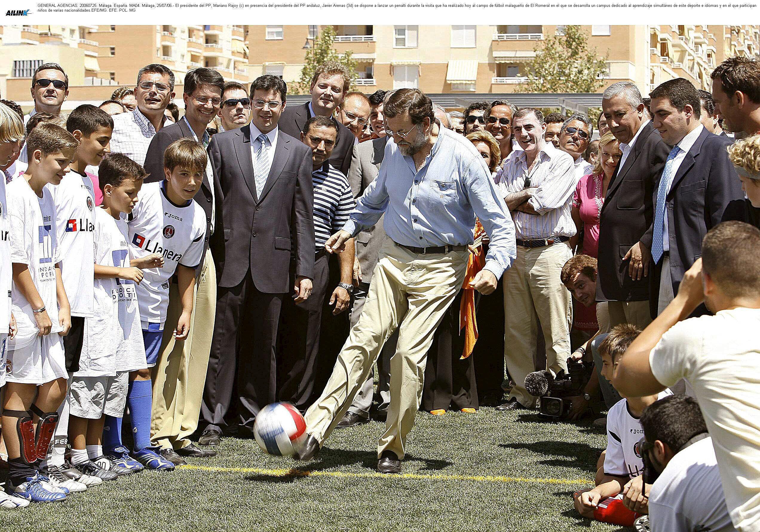 Mariano Rajoy lanza un penalti durante un acto en Málaga en el 2006.