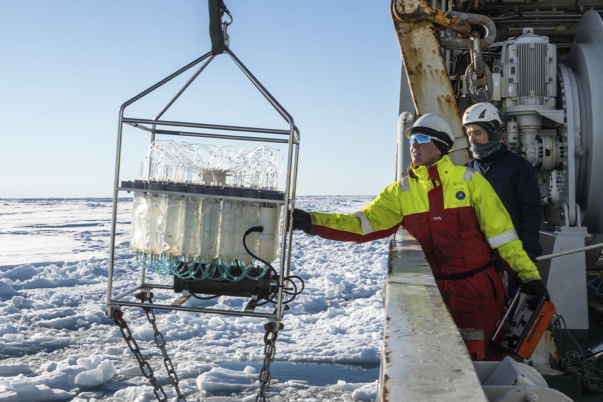 Despliegue de plataformas de instrumentación en las cuencas de Amundsen y Nansen, desde el buque Kronprins Haakon, en 2022.