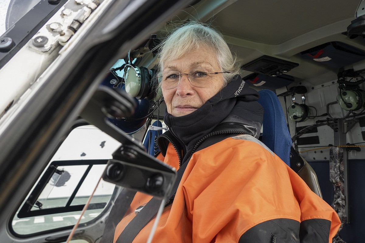 La bióloga Kit Kovacs, responsable del programa en Svalbard, en un helicóptero.