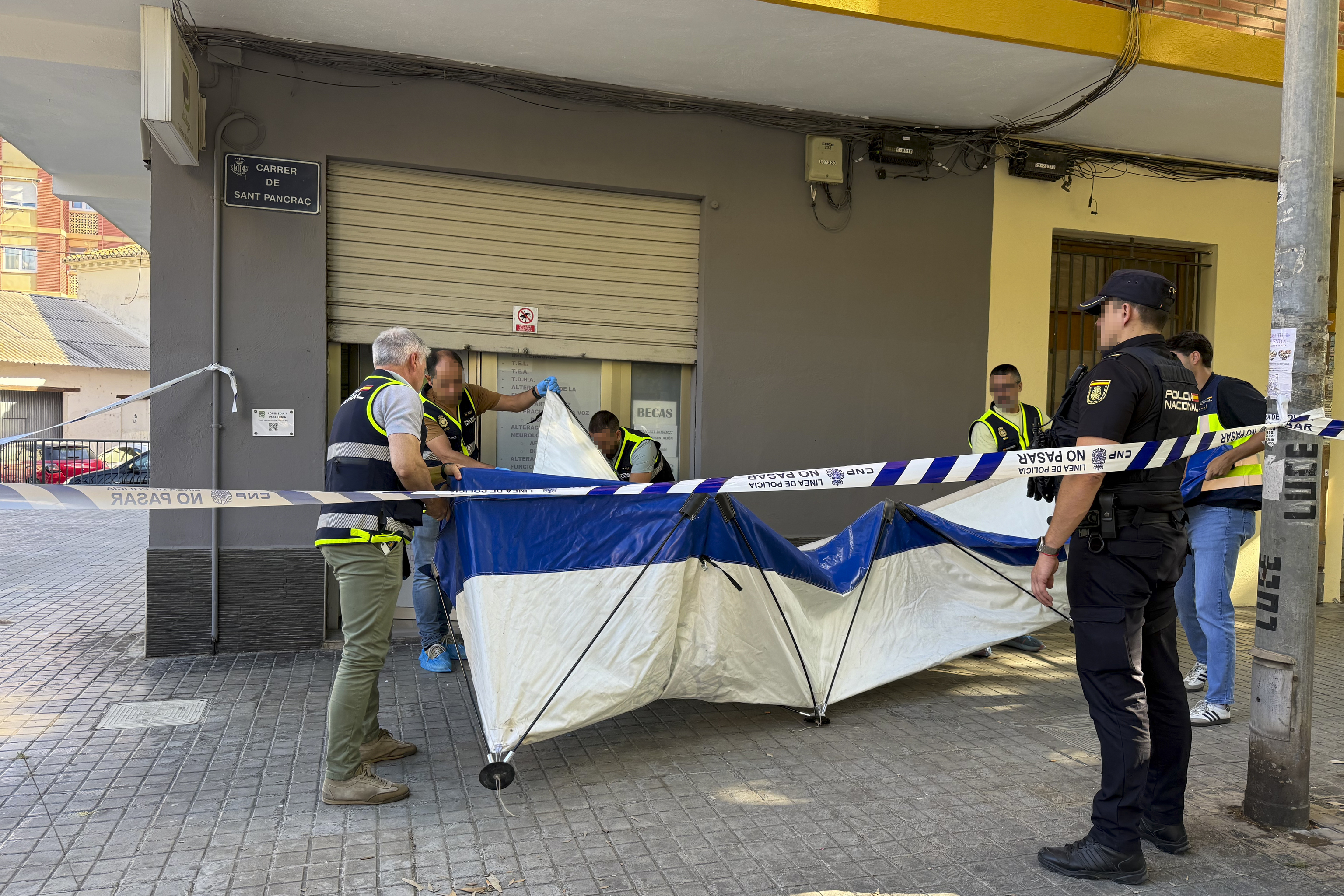 Agentes de la Policía Nacional proceden a registrar la clínica del distrito de Tránsitos de Valencia tras haber detenido a un joven de 24 años de edad en Burjassot (Valencia).