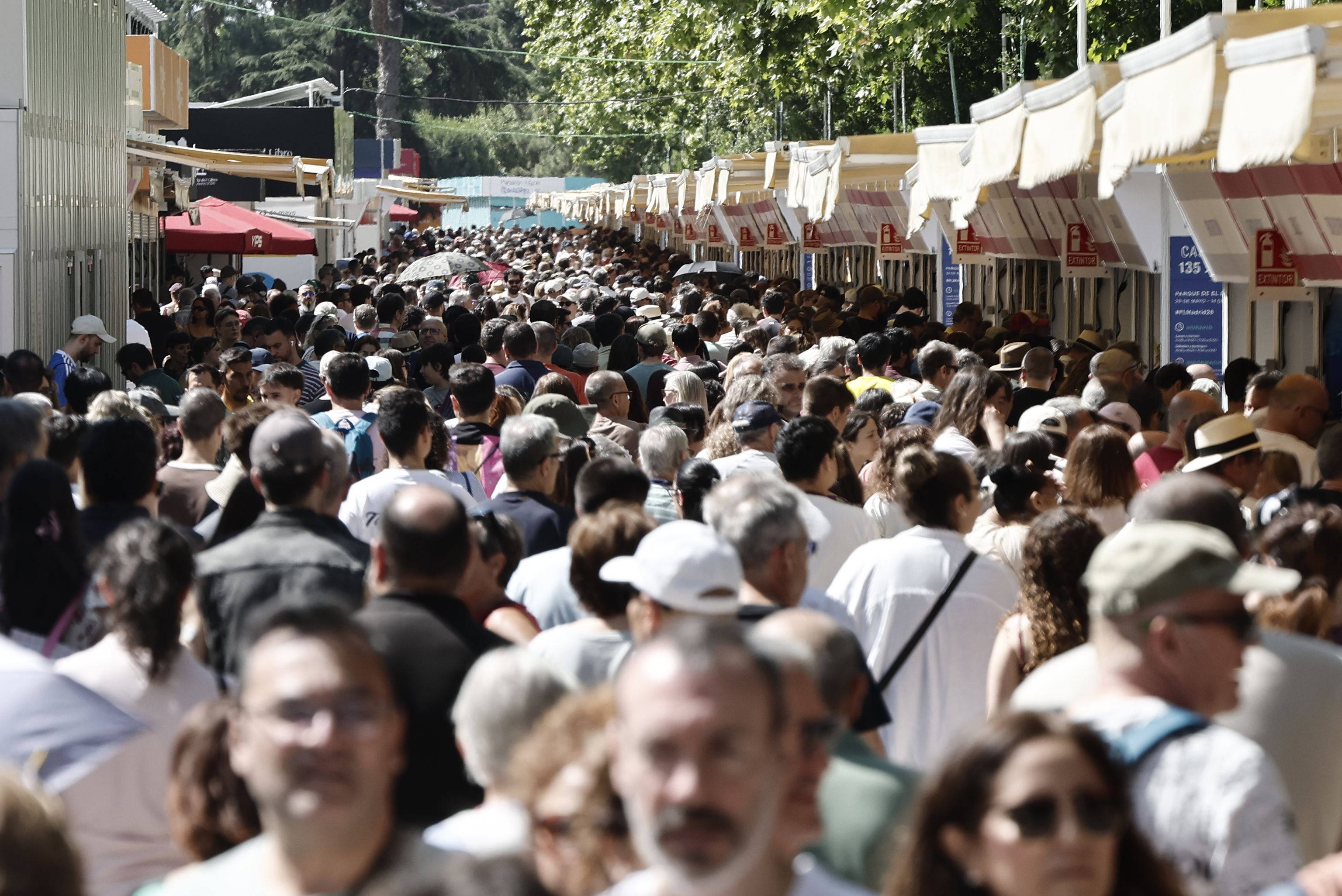 Miles de personas en la Feria del Libro de Madrid.