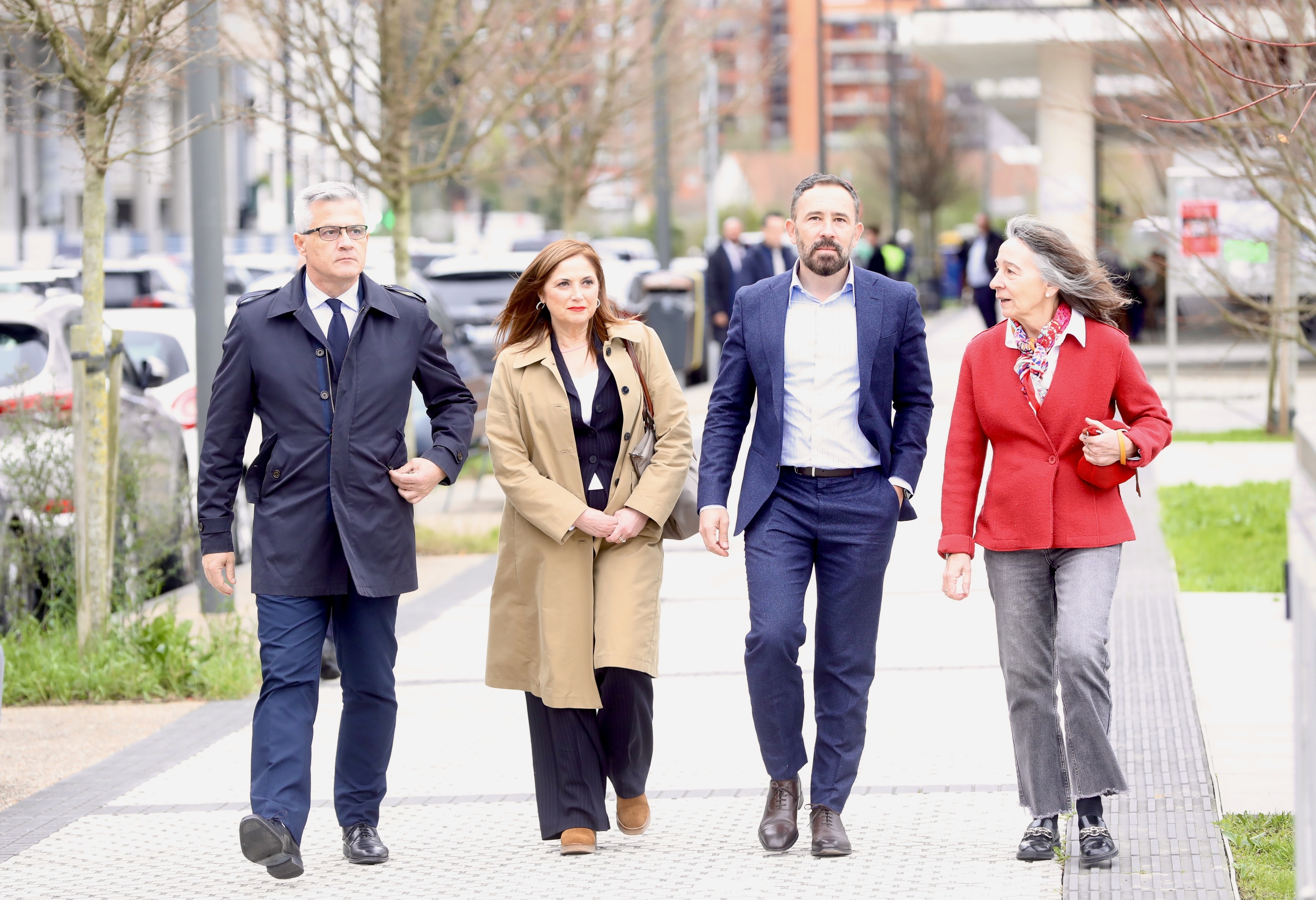 Denis Itxaso junto a Francisco David Lucas, María Jesús San José y Marisol Garmendia en el barrio de Martutene en San Sebastián.