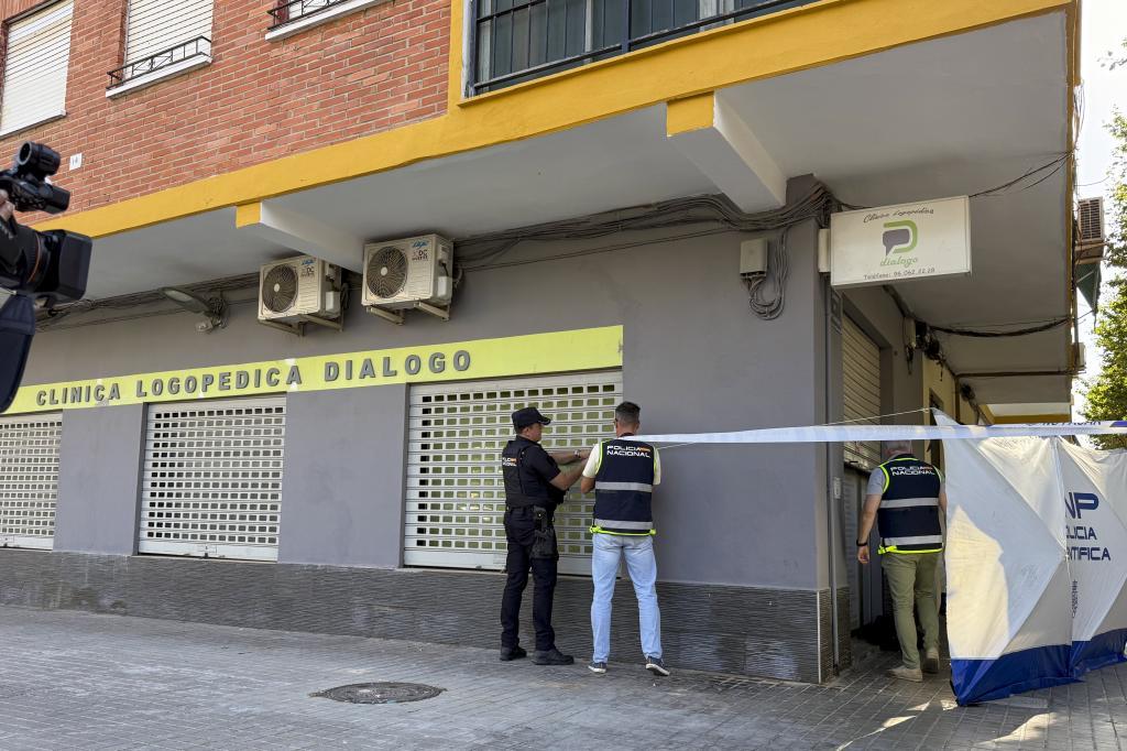 Agentes de la Policía Nacional en la clínica de Valencia donde fue asesinado el logopeda.