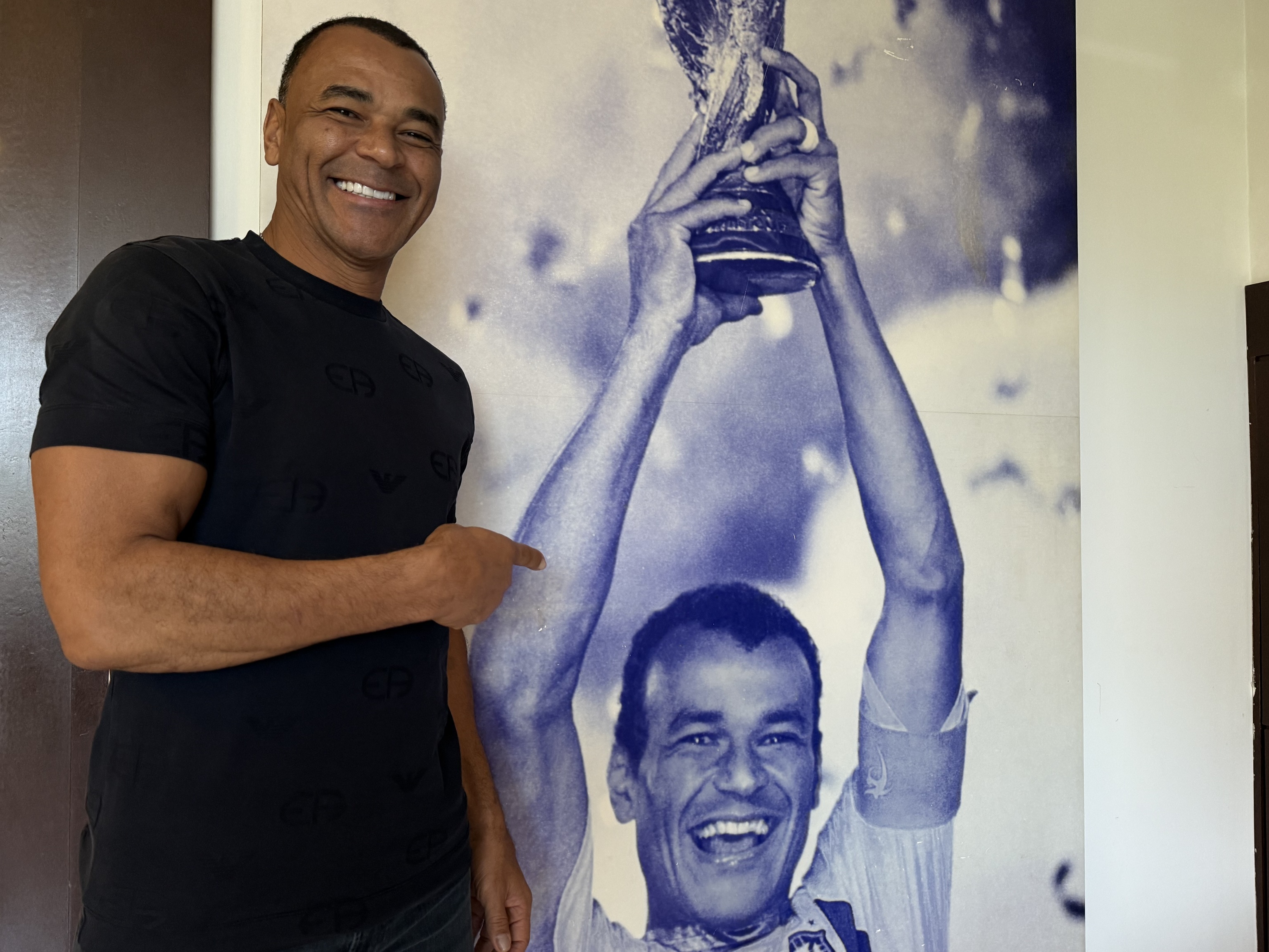 Cafú, en Sao Paulo con una imagen con la Copa del Mundo