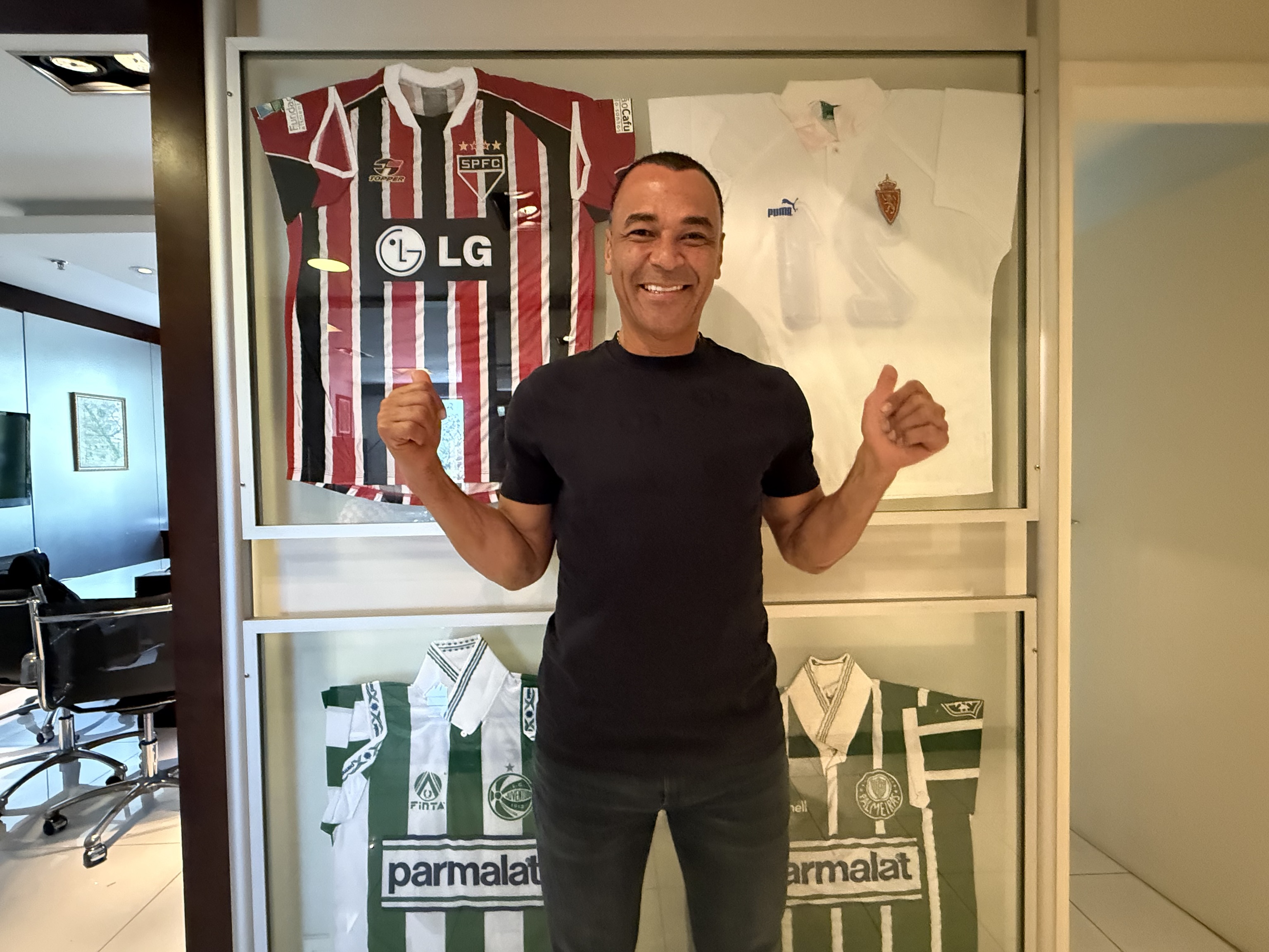Cafú en su casa de Sao Paulo con camisetas de los equipos donde jugó