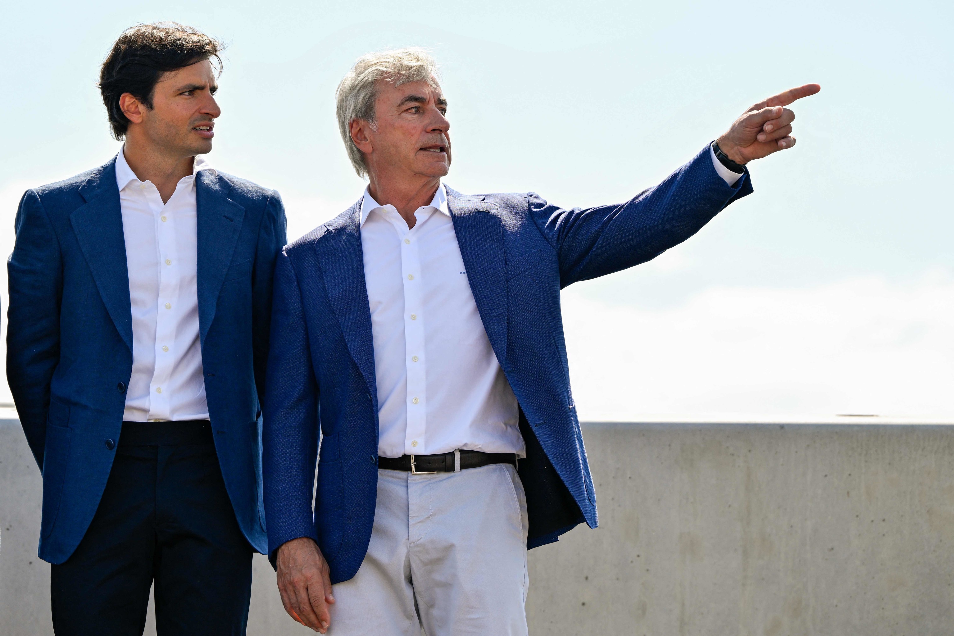Carlos Sainz, junto a su padre, en la visita al circuito.