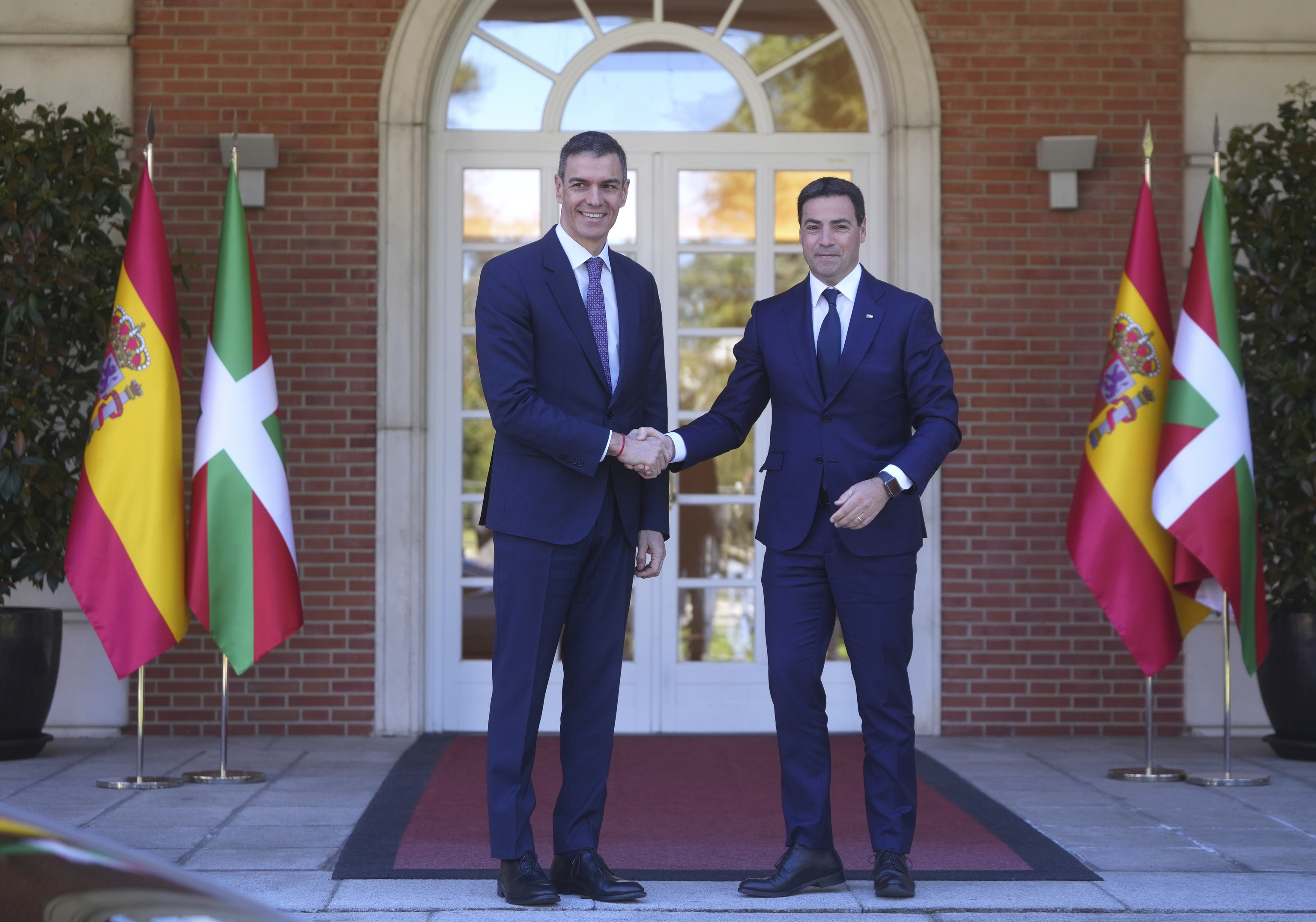 El presidente Pedro Sánchez y el lehendakari Imanol Pradales posan ante los fotógrafos a las puertas del Palacio de La Moncloa.